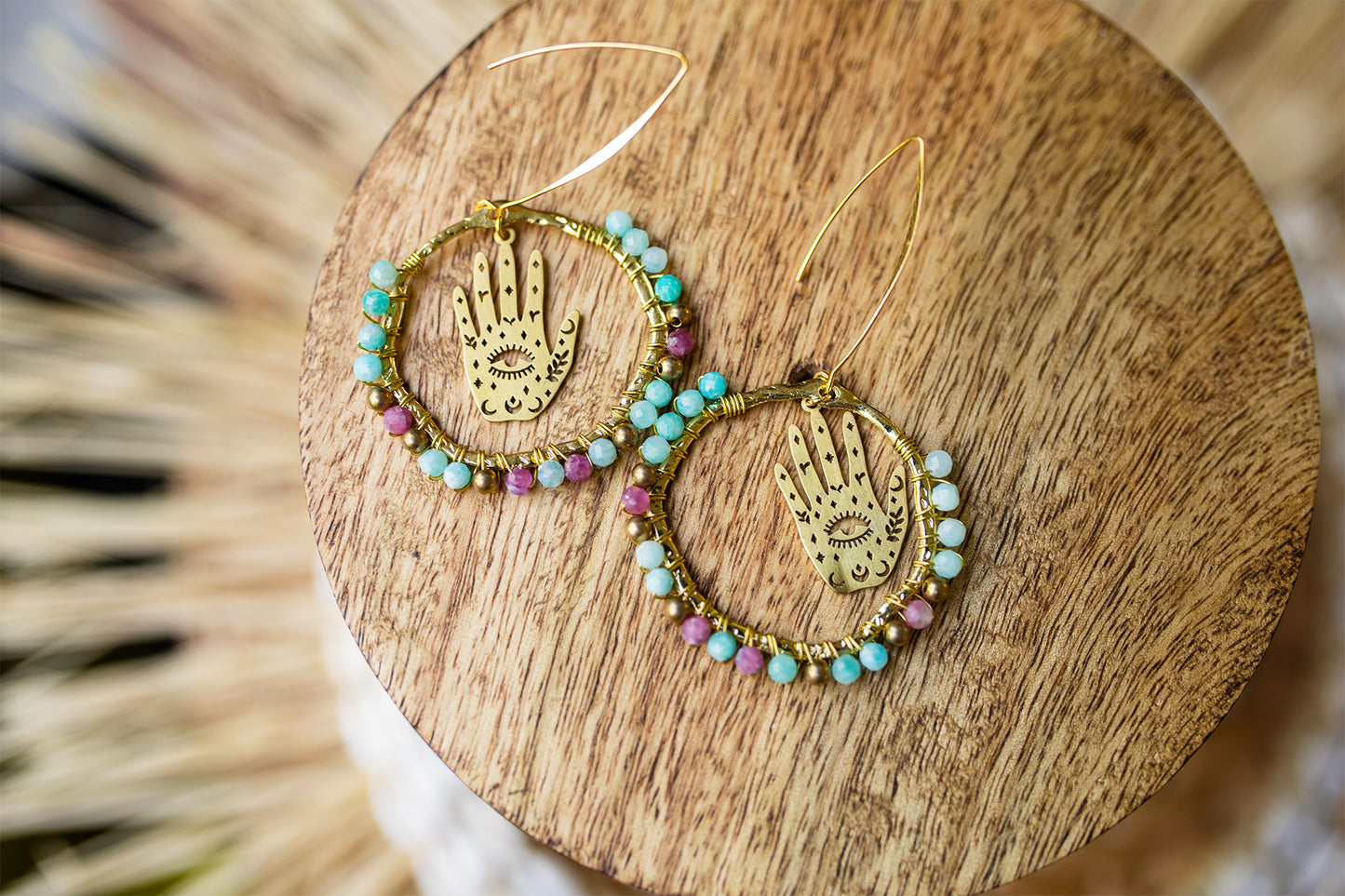 boucle d'oreille talisman main et perles faite main - caurisandco