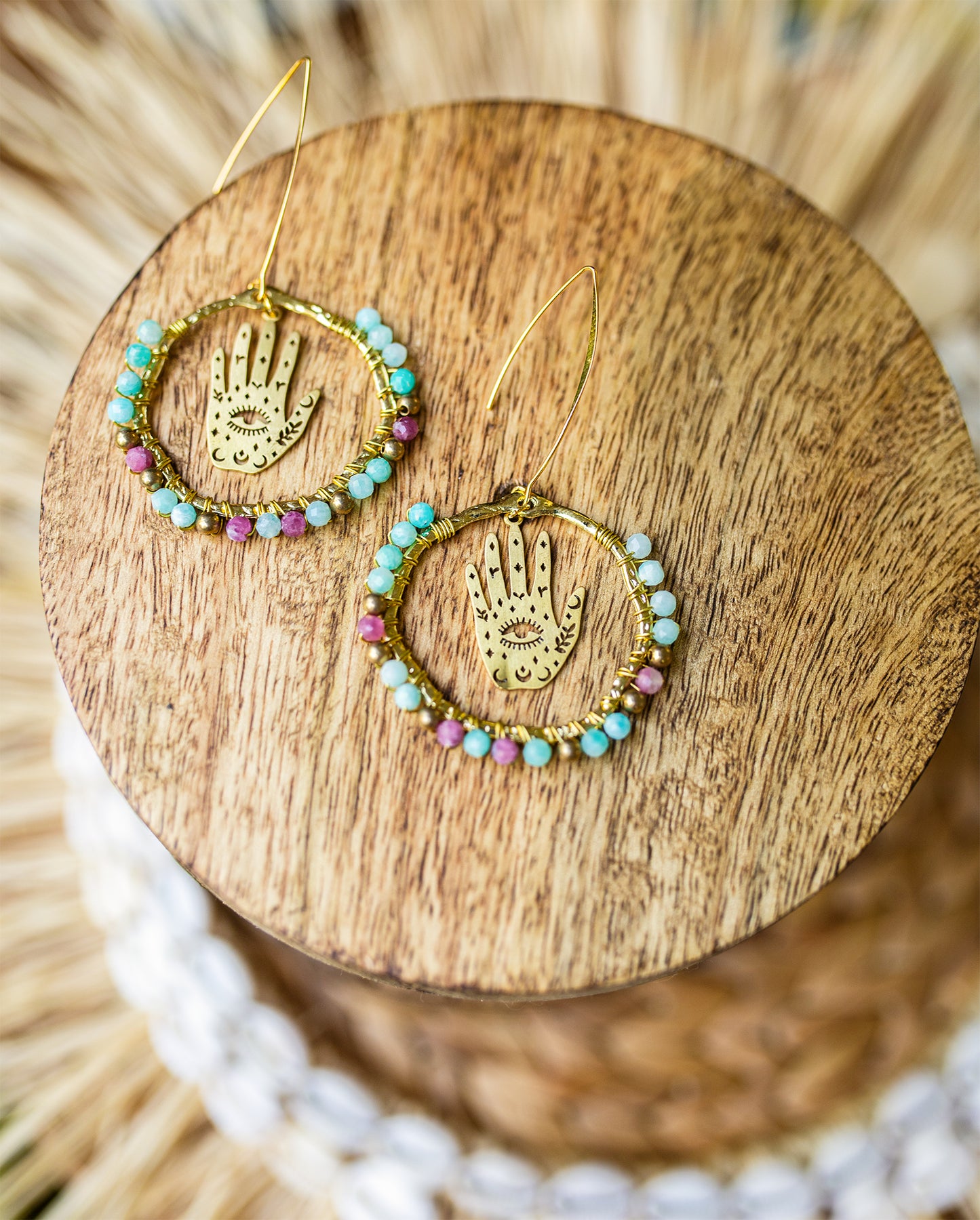 boucle d'oreille talisman main et perles faite main - caurisandco