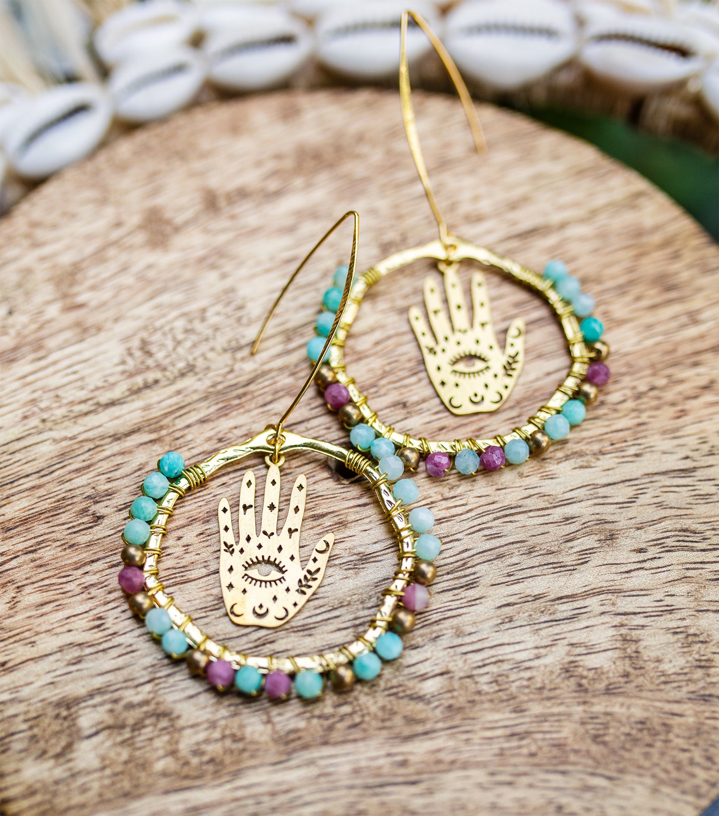 boucle d'oreille talisman main et perles faite main - caurisandco
