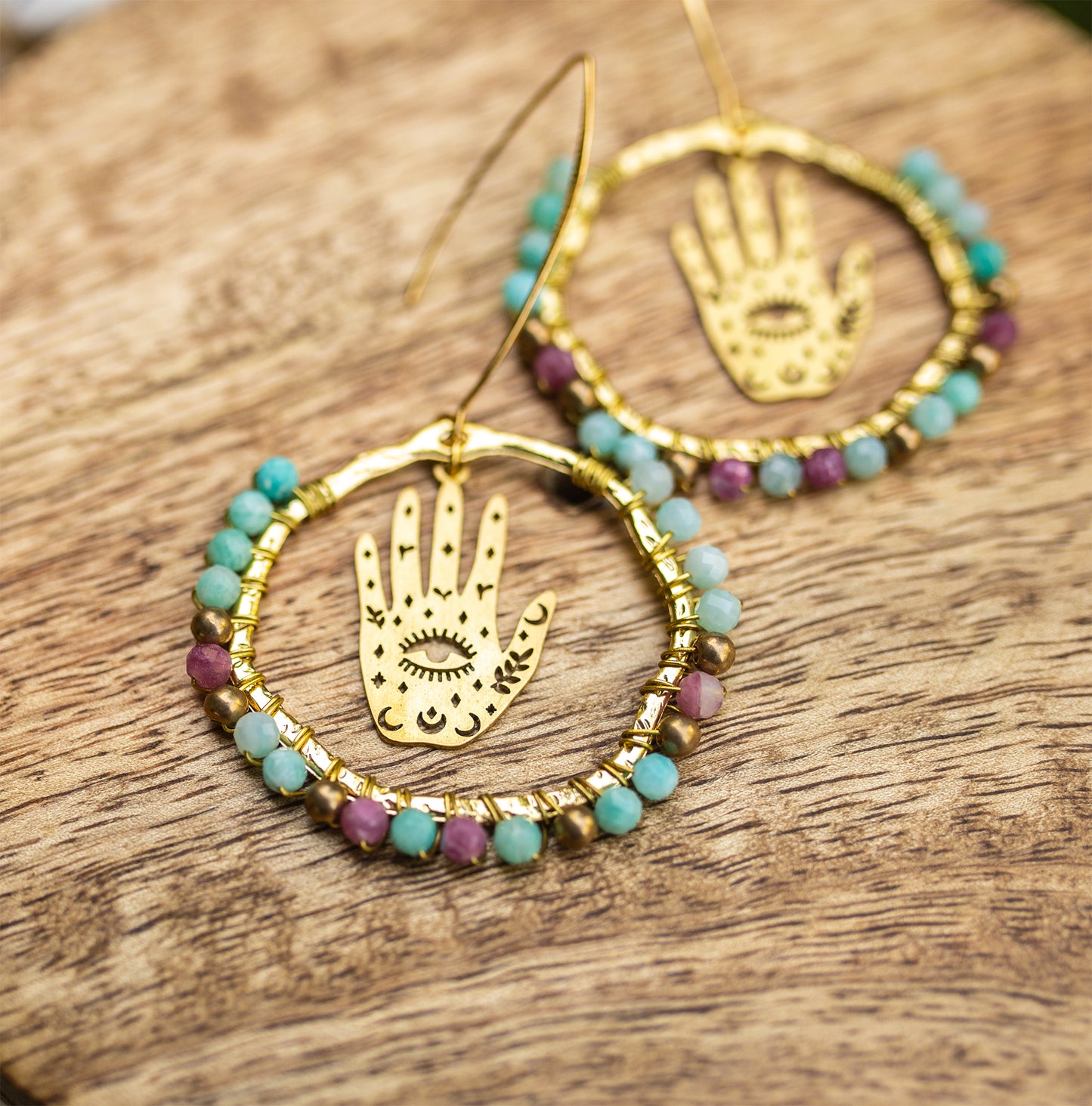 boucle d'oreille talisman main et perles faite main - caurisandco