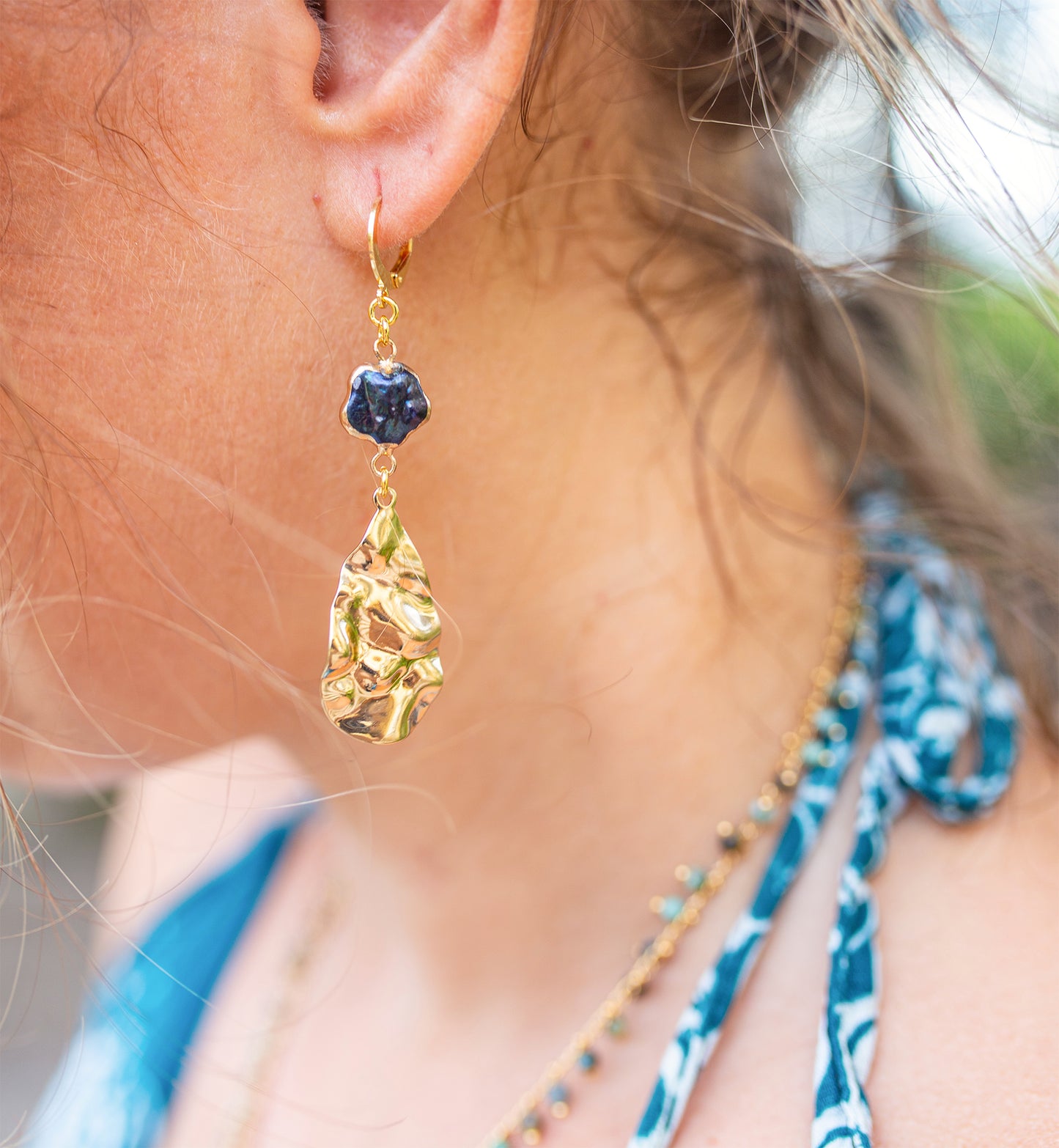 boucle d'oreille nacre noire et sequin goutte martelé - caurisandco