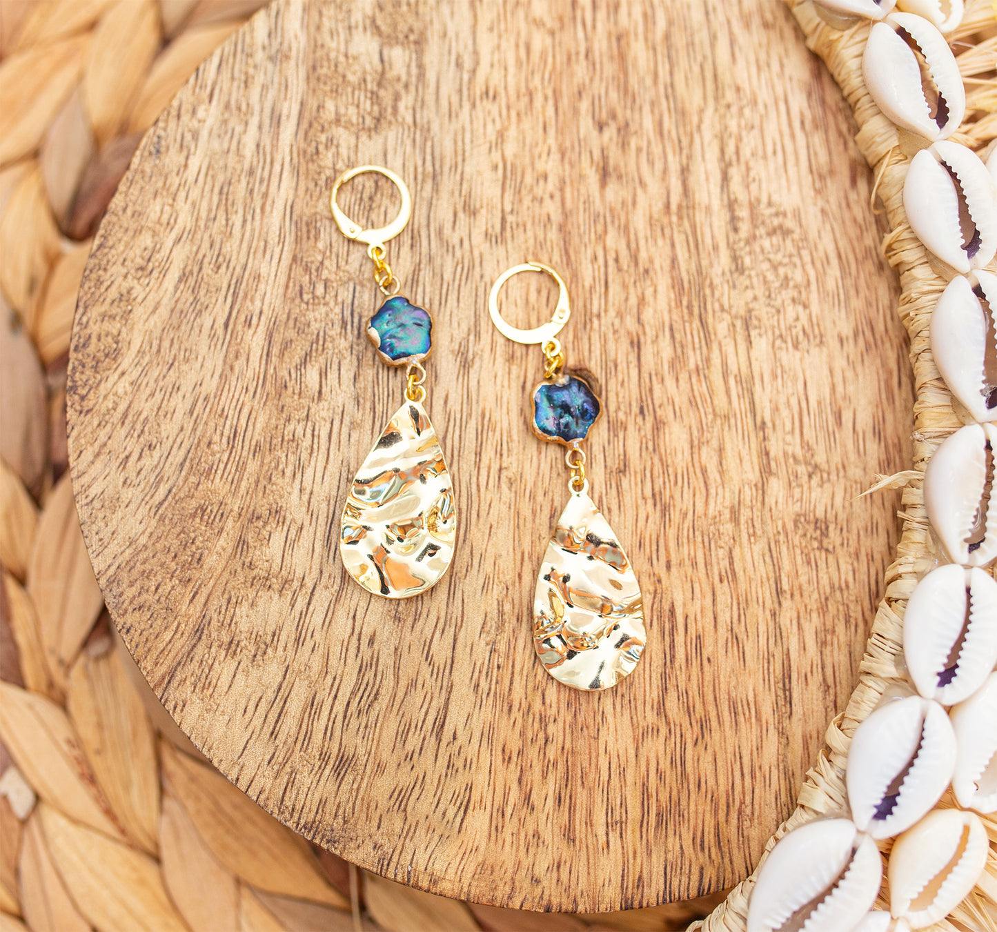 boucle d'oreille nacre noire et sequin goutte martelé - caurisandco