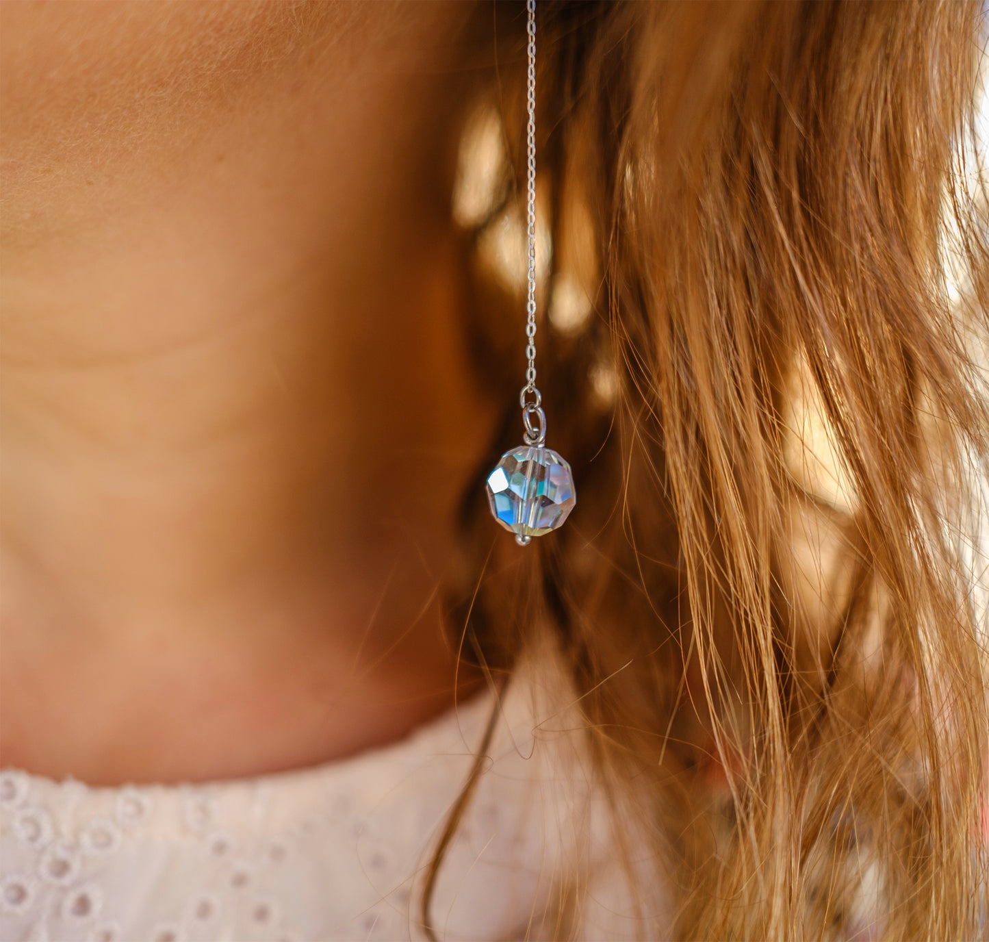 Boucle d'oreille pendante (4cm) en argent 925 et perle en cristal (10mm) - caurisandco