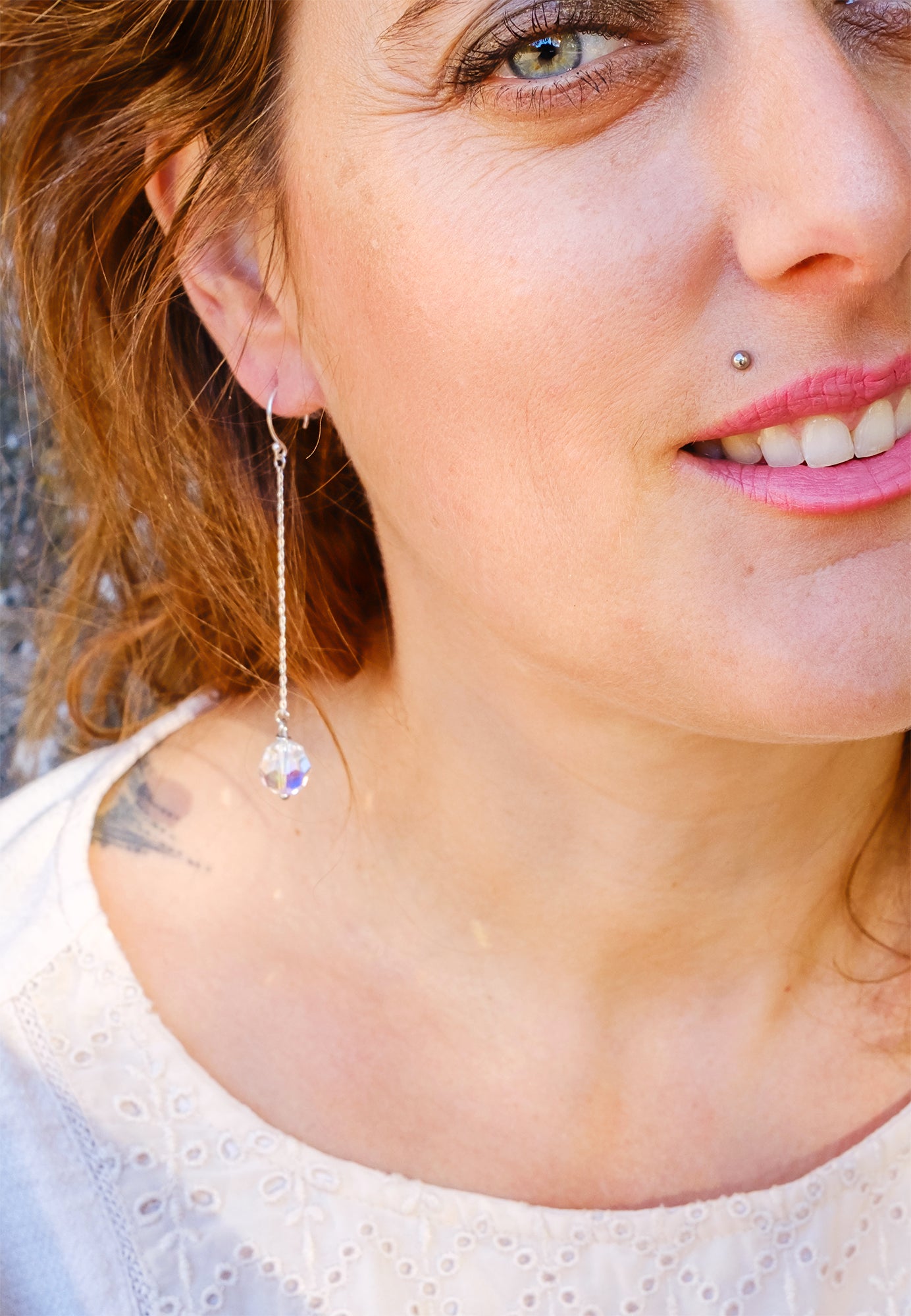 Boucle d'oreille pendante (4cm) en argent 925 et perle en cristal (10mm) - caurisandco