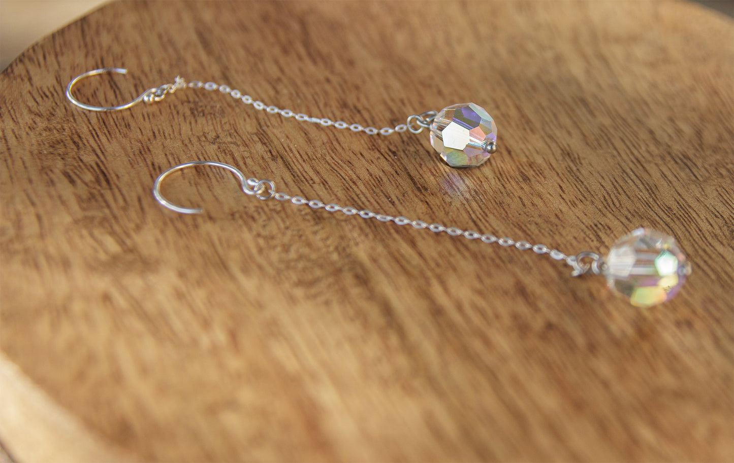Boucle d'oreille pendante (4cm) en argent 925 et perle en cristal (10mm) - caurisandco