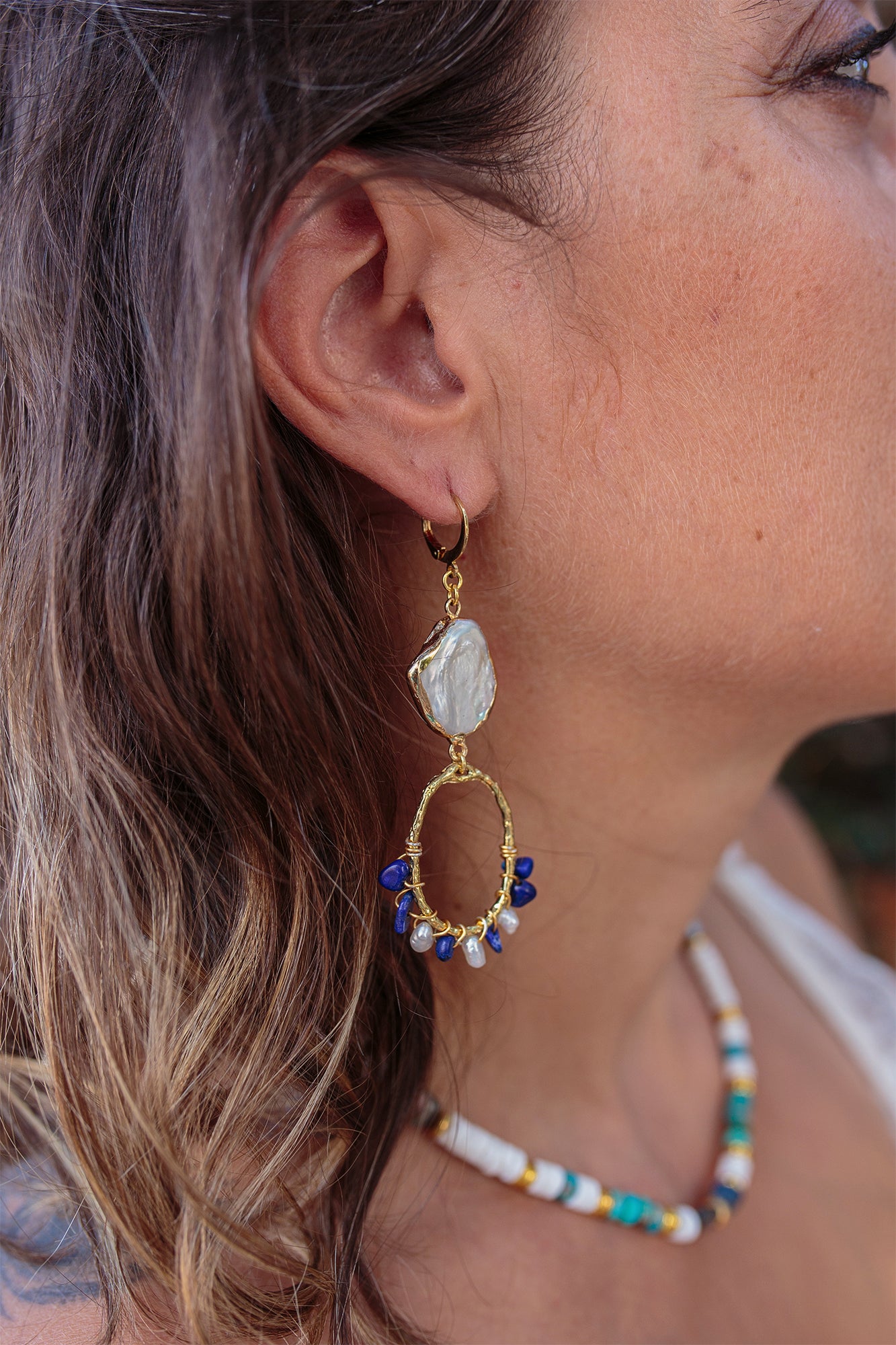 Boucle d'oreille pendante en nacre et lapis lazuli PIECE UNIQUE - caurisandco