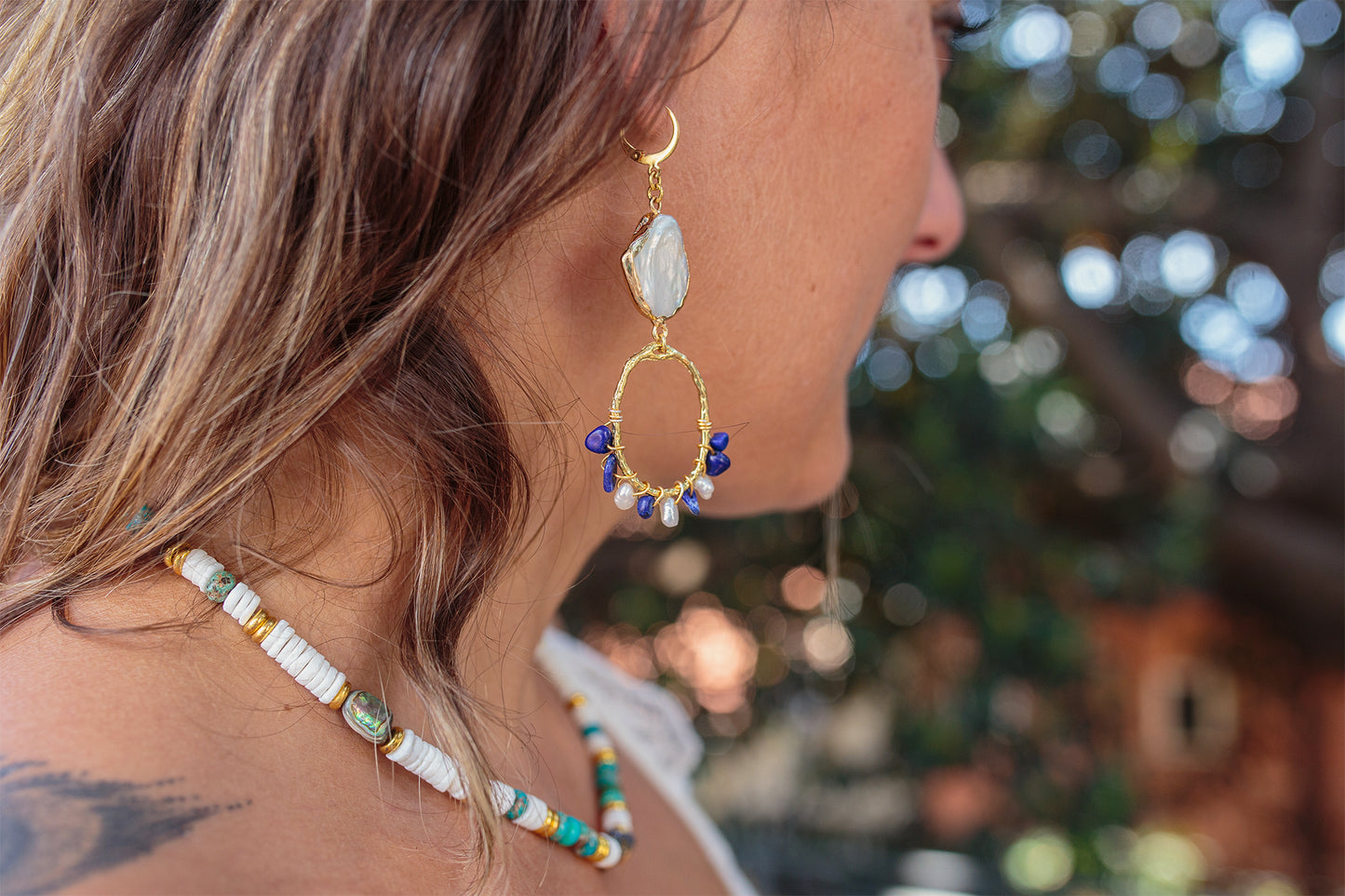 Boucle d'oreille pendante en nacre et lapis lazuli PIECE UNIQUE - caurisandco