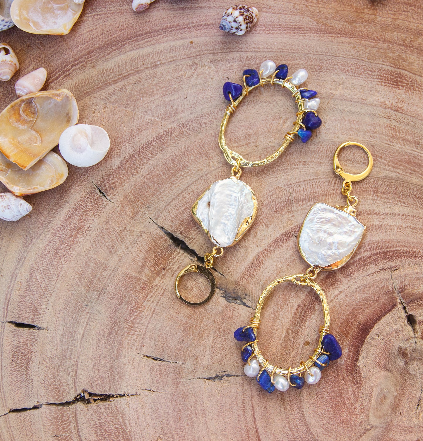 Boucle d'oreille pendante en nacre et lapis lazuli PIECE UNIQUE - caurisandco