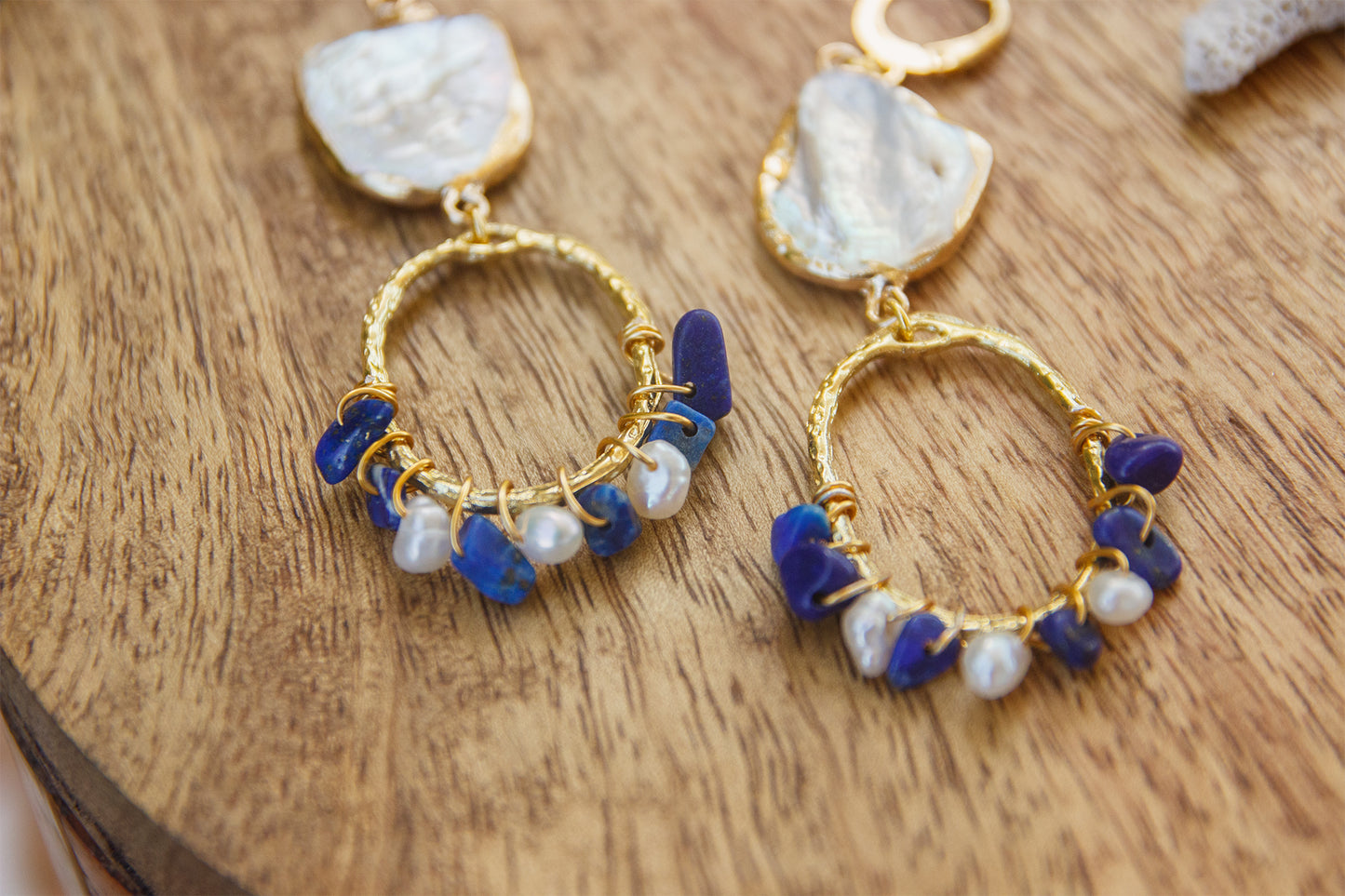 Boucle d'oreille pendante en nacre et lapis lazuli PIECE UNIQUE - caurisandco
