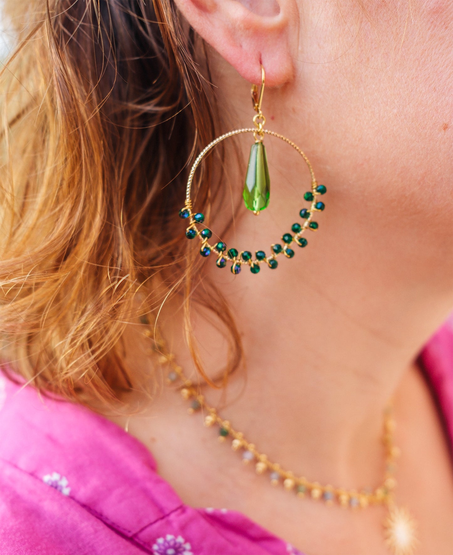 Boucle d'oreille ronde tissée avec goutte en verre - caurisandco