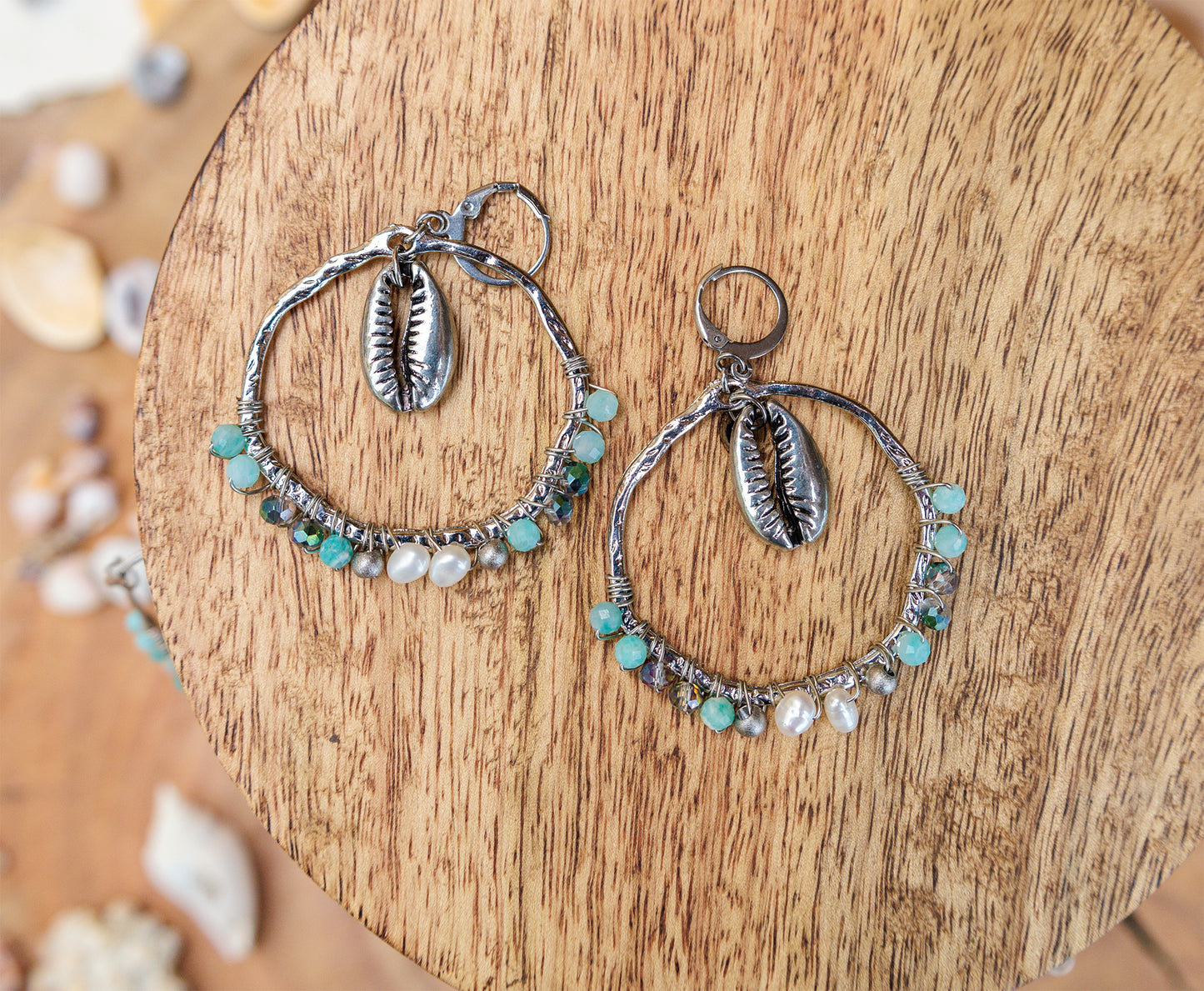 Boucles d'oreilles ronde tissées avec coquillage argenté - caurisandco