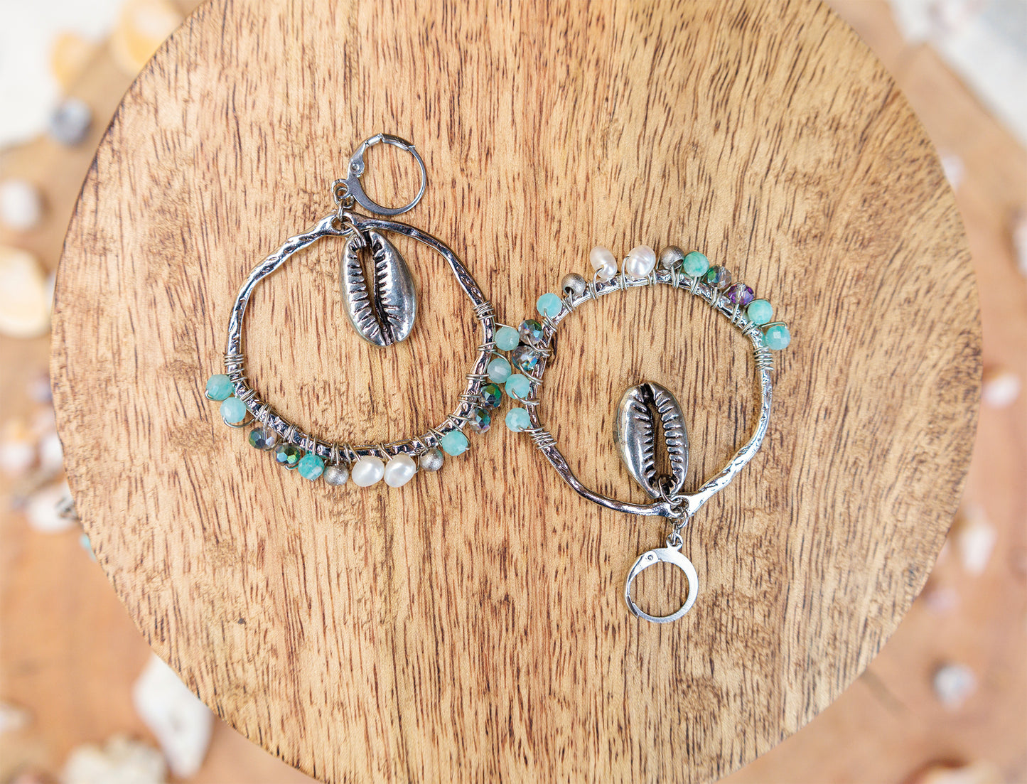Boucles d'oreilles ronde tissées avec coquillage argenté - caurisandco