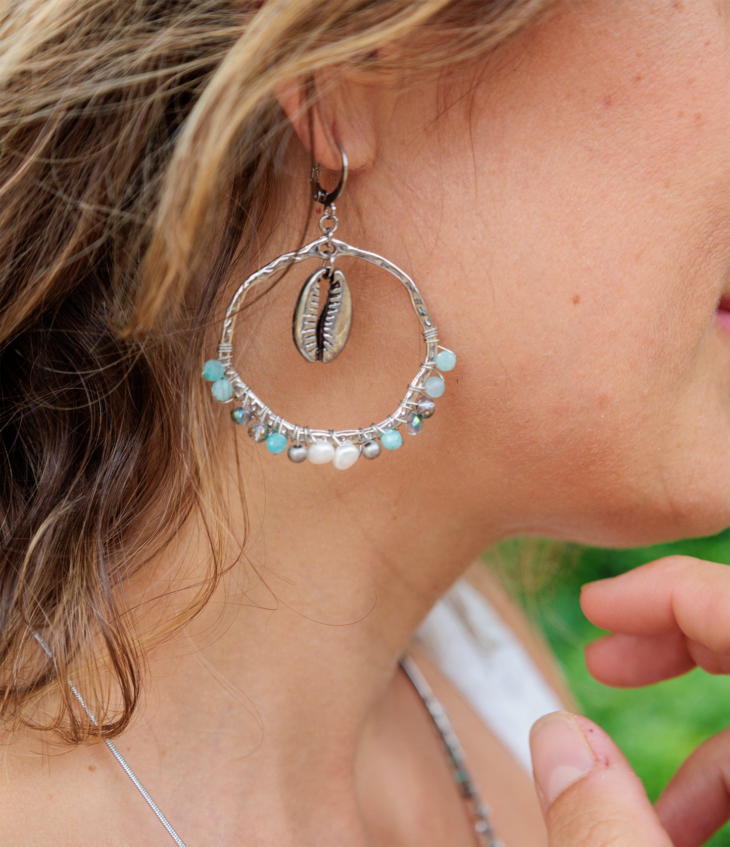 Boucles d'oreilles ronde tissées avec coquillage argenté - caurisandco