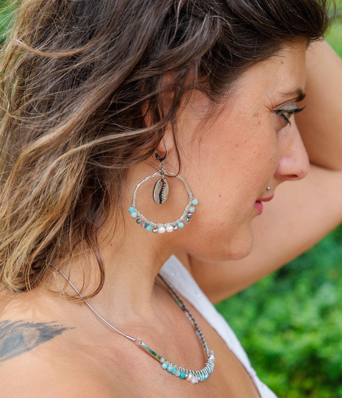 Boucles d'oreilles ronde tissées avec coquillage argenté - caurisandco