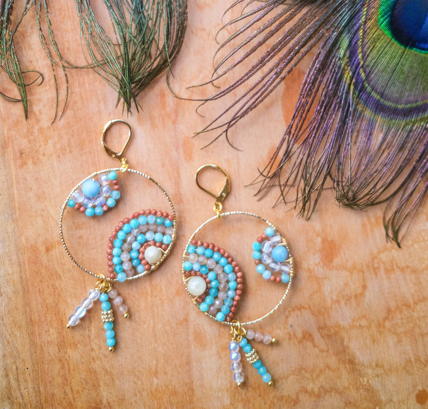 Boucle d'oreille pendante ronde tissée paon - caurisandco