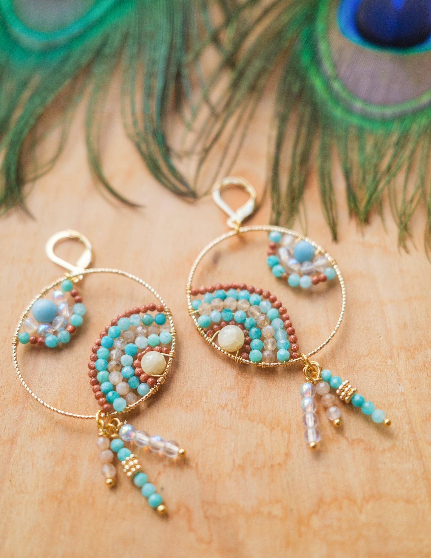 Boucle d'oreille pendante ronde tissée paon - caurisandco