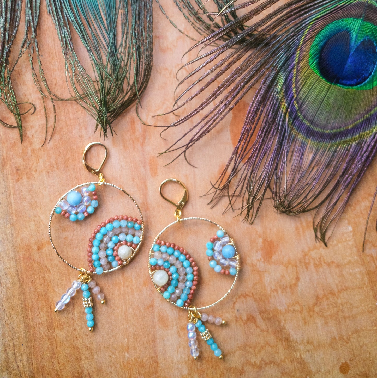 Boucle d'oreille pendante ronde tissée paon - caurisandco