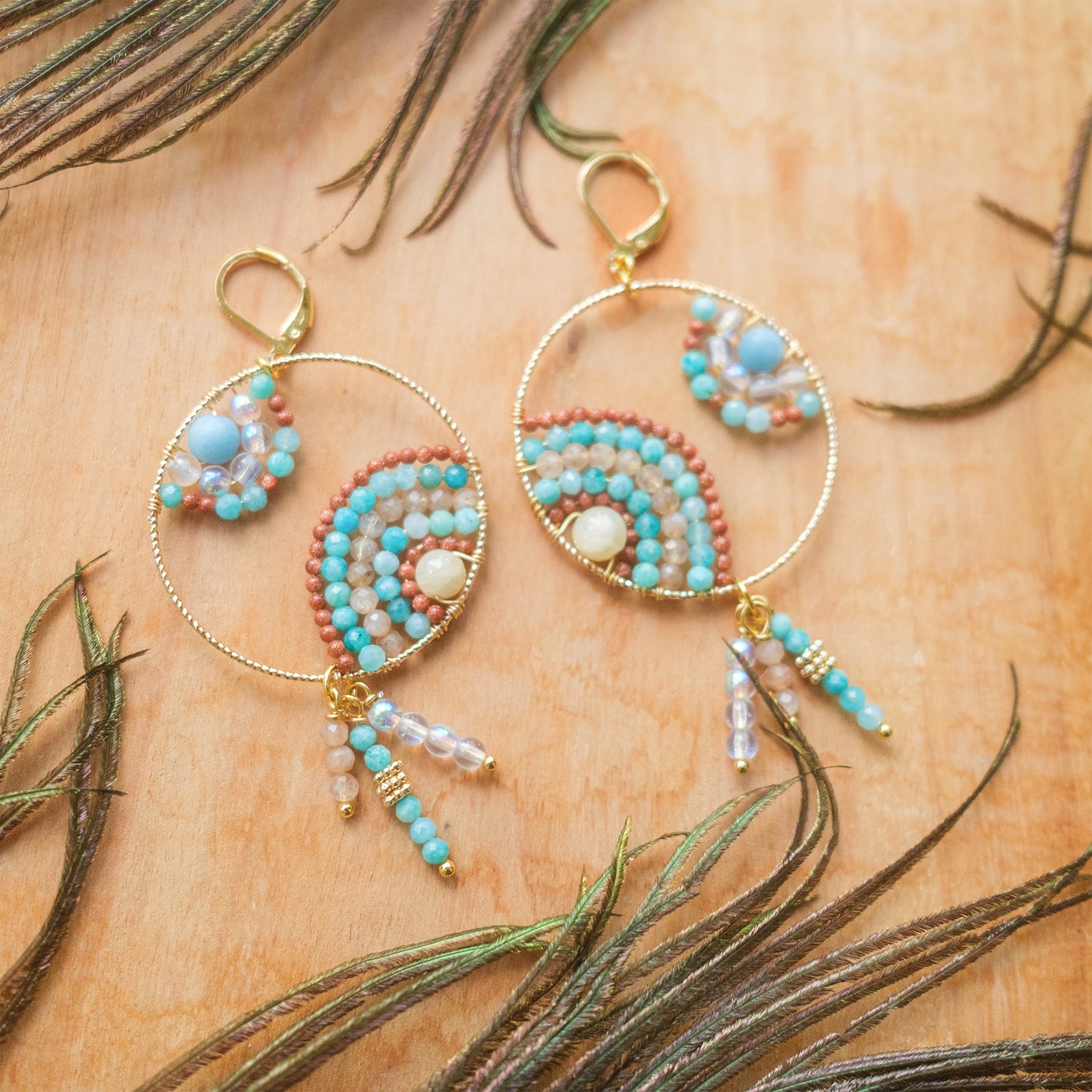 Boucle d'oreille pendante ronde tissée paon - caurisandco