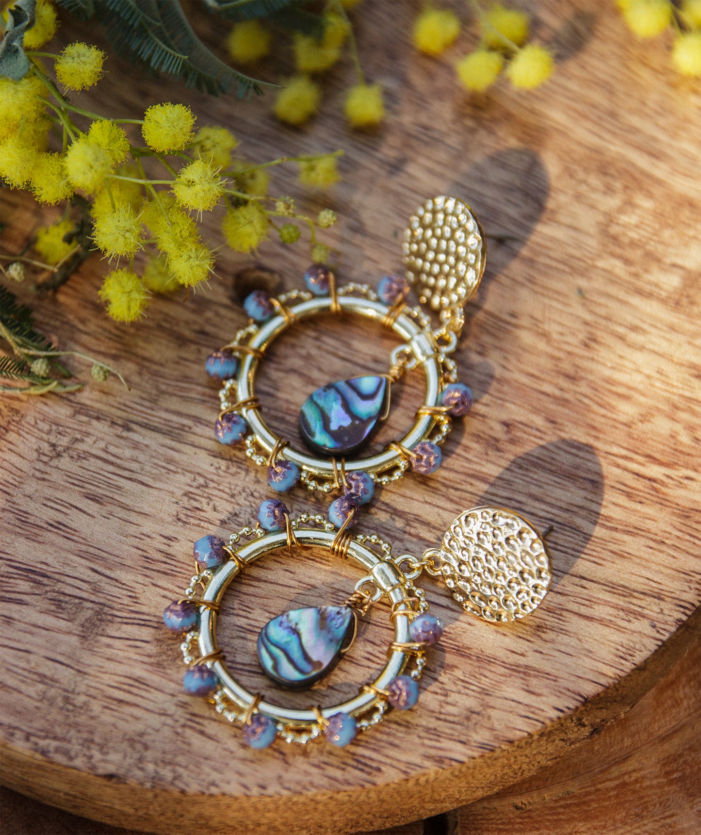Boucle d'oreille ronde goutte abalone et perle en verre - caurisandco