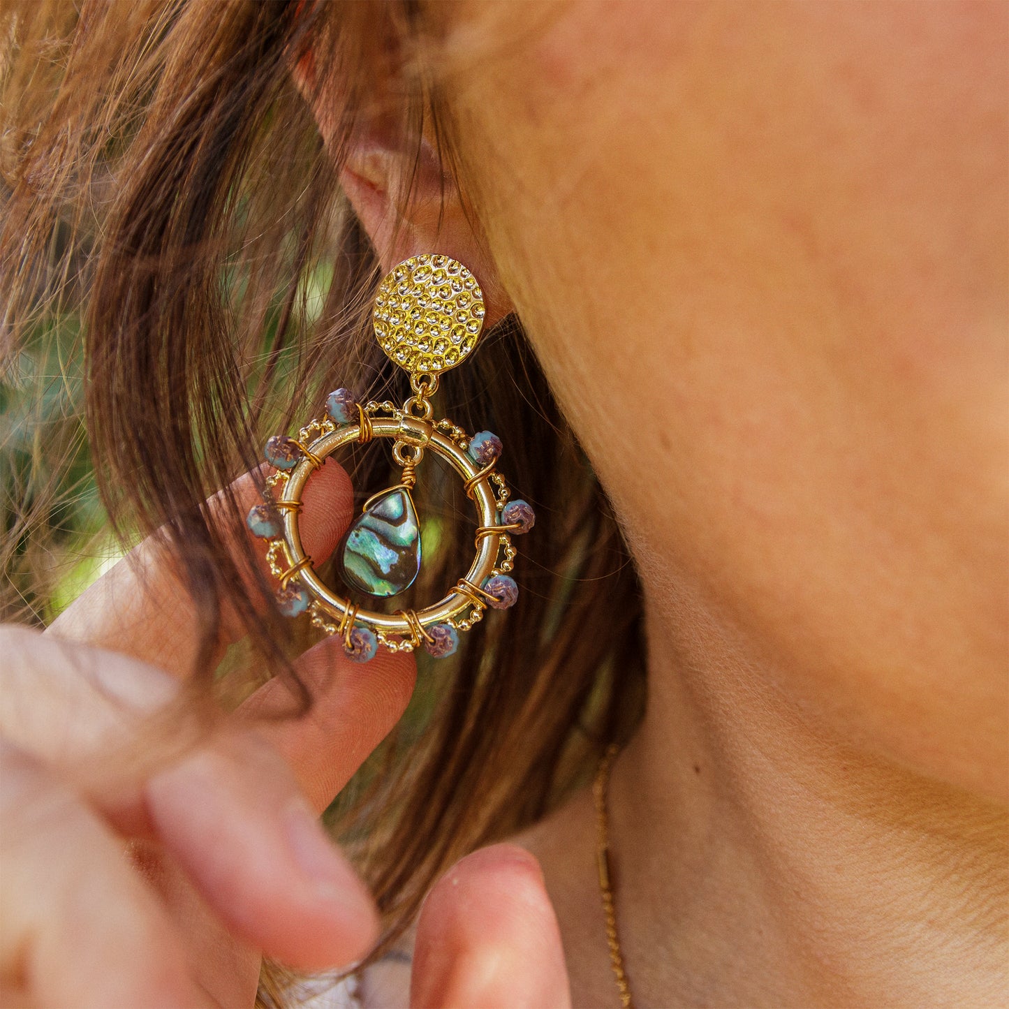 Boucle d'oreille ronde goutte abalone et perle en verre - caurisandco