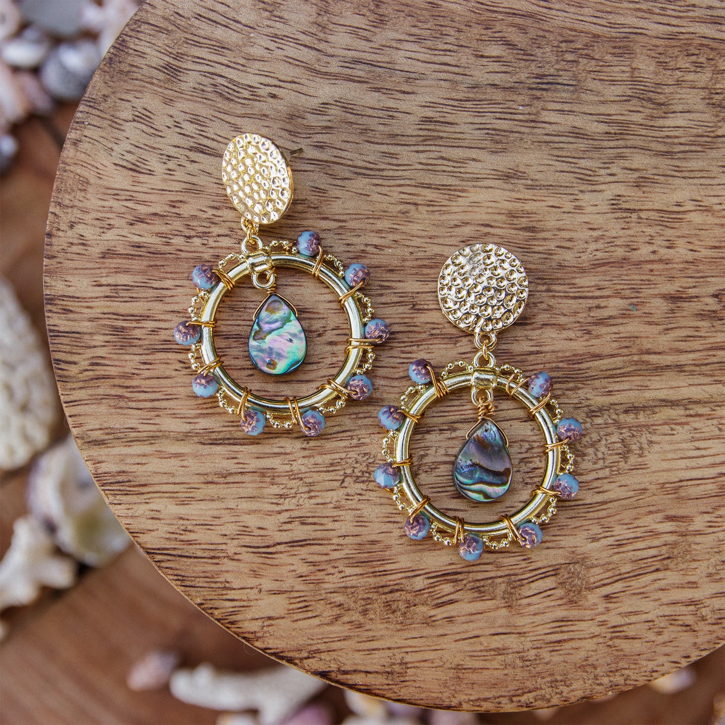 Boucle d'oreille ronde goutte abalone et perle en verre - caurisandco