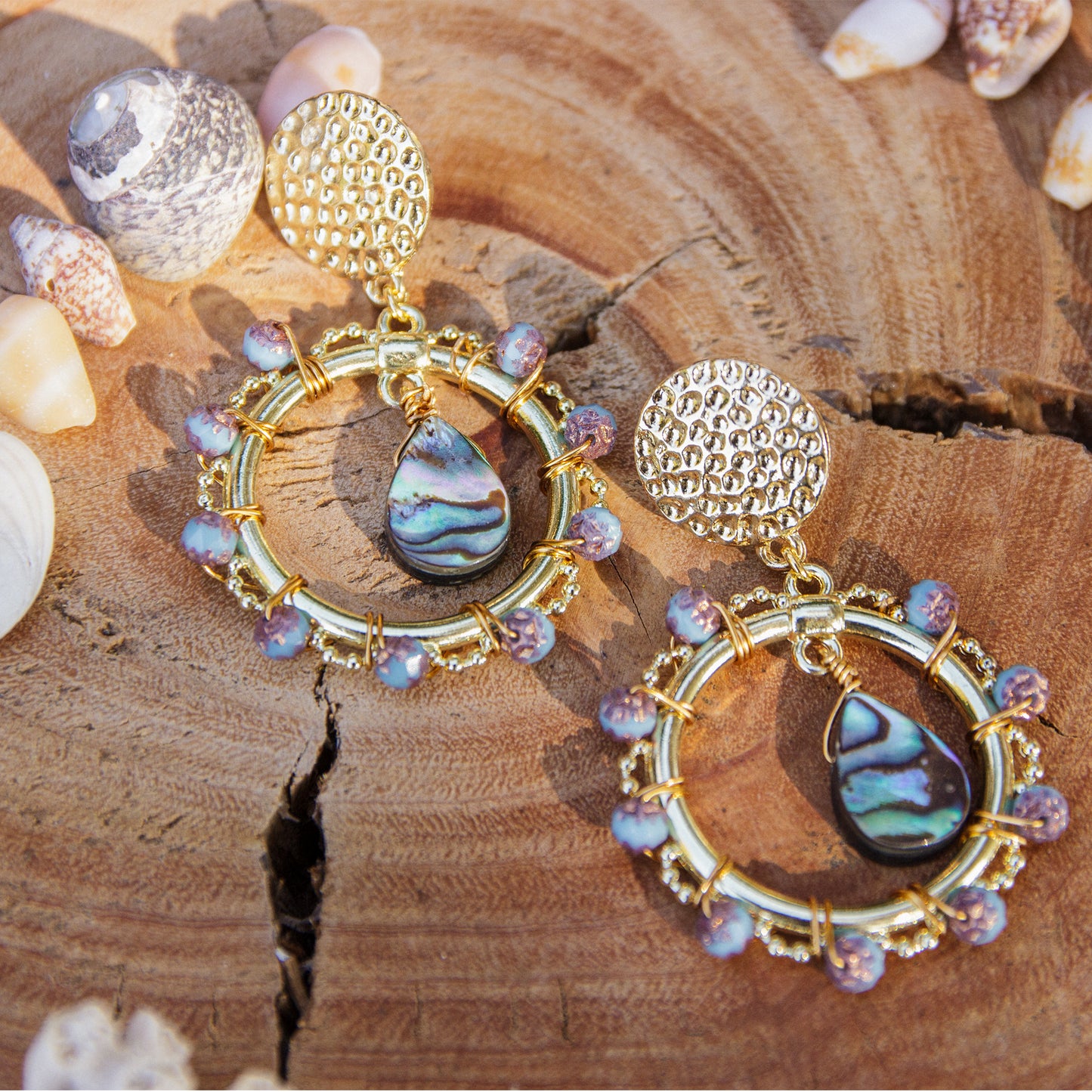 Boucle d'oreille ronde goutte abalone et perle en verre - caurisandco
