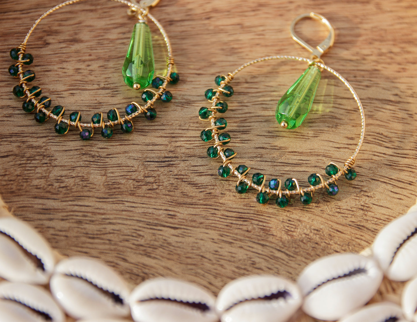 Boucle d'oreille ronde tissée avec goutte en verre - caurisandco