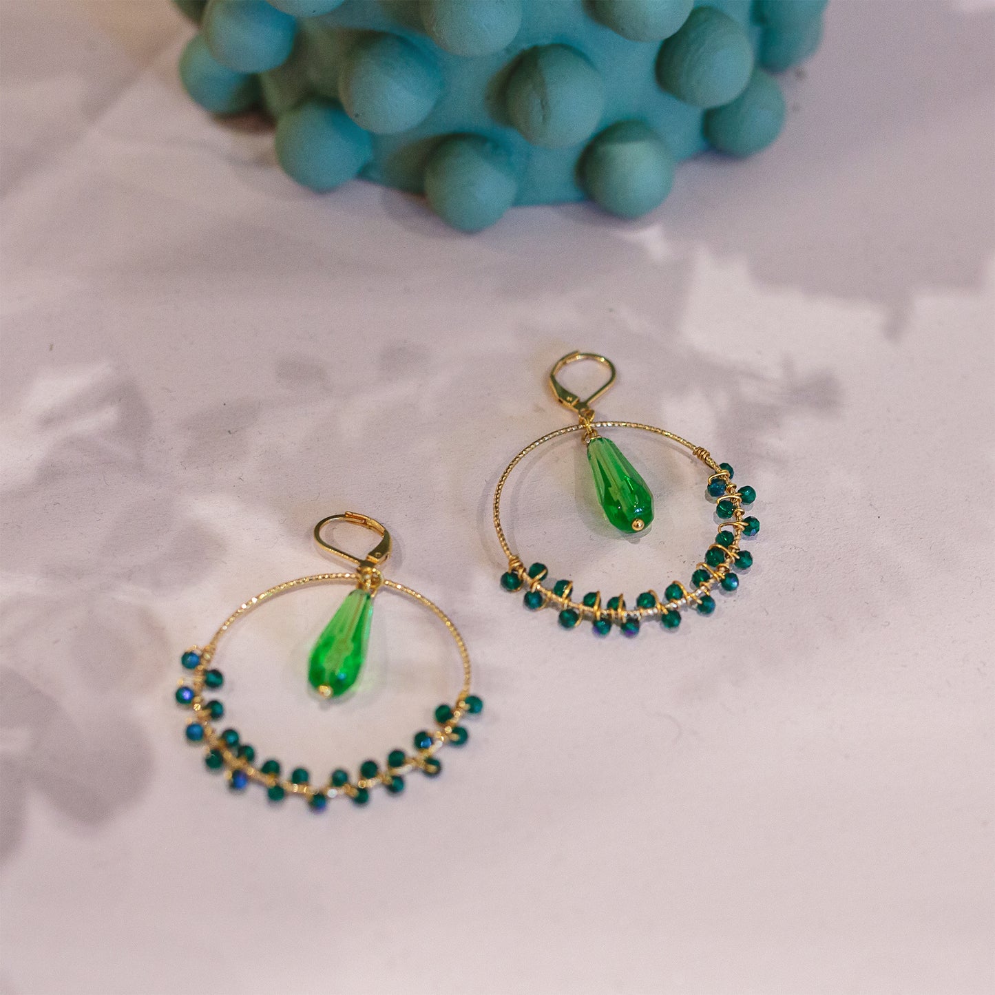 Boucle d'oreille ronde tissée avec goutte en verre - caurisandco