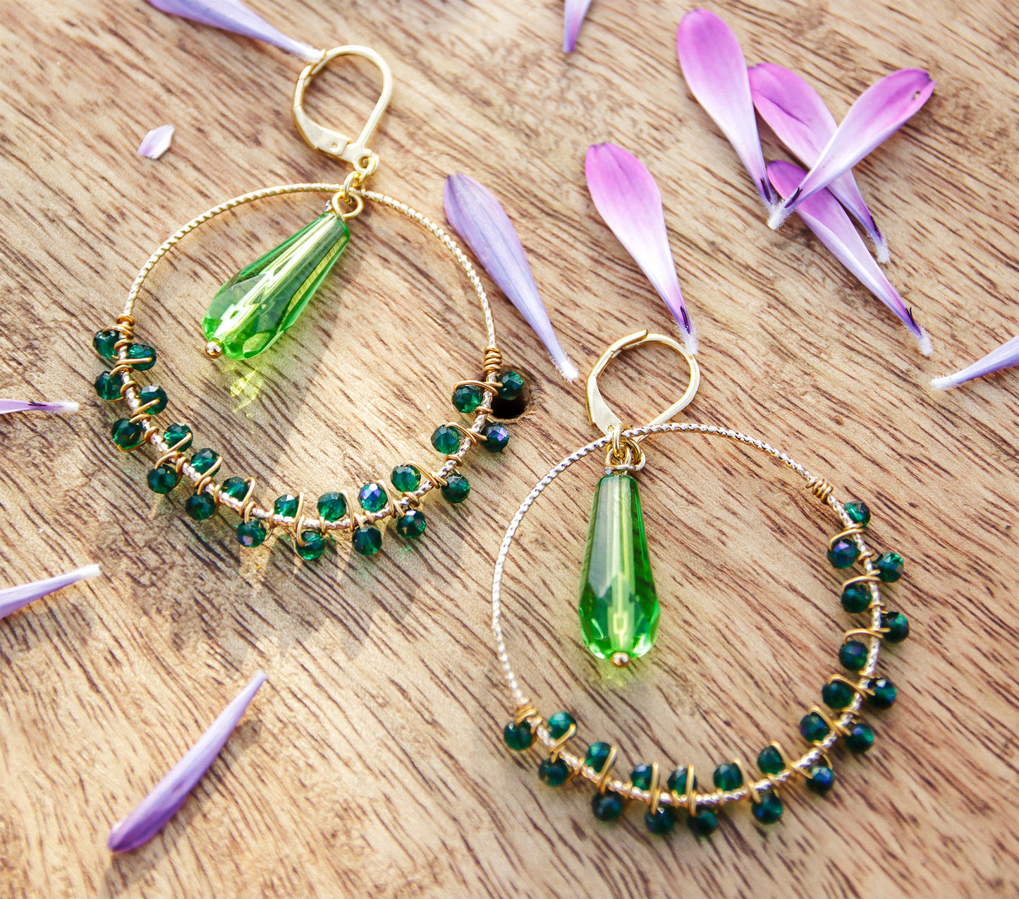 Boucle d'oreille ronde tissée avec goutte en verre - caurisandco