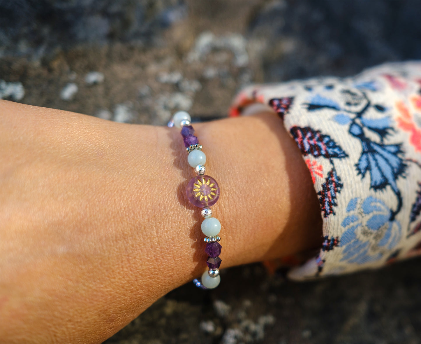 Bracelet amazonite (6mm) ,amethyste et perles en verre avec fermoir magnetique - caurisandco