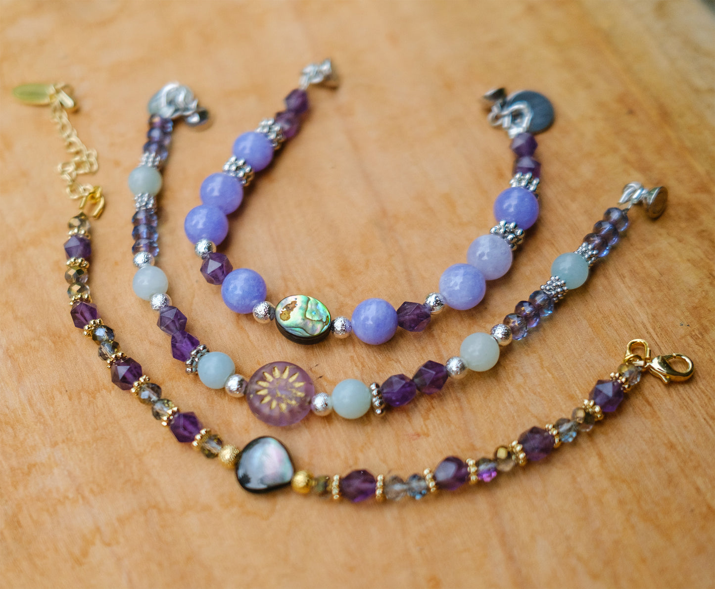 Bracelet amazonite (6mm) ,amethyste et perles en verre avec fermoir magnetique - caurisandco
