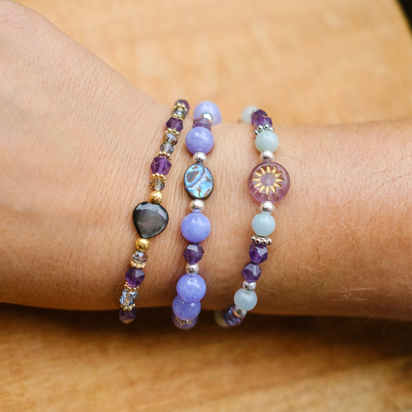 Bracelet amazonite (6mm) ,amethyste et perles en verre avec fermoir magnetique - caurisandco