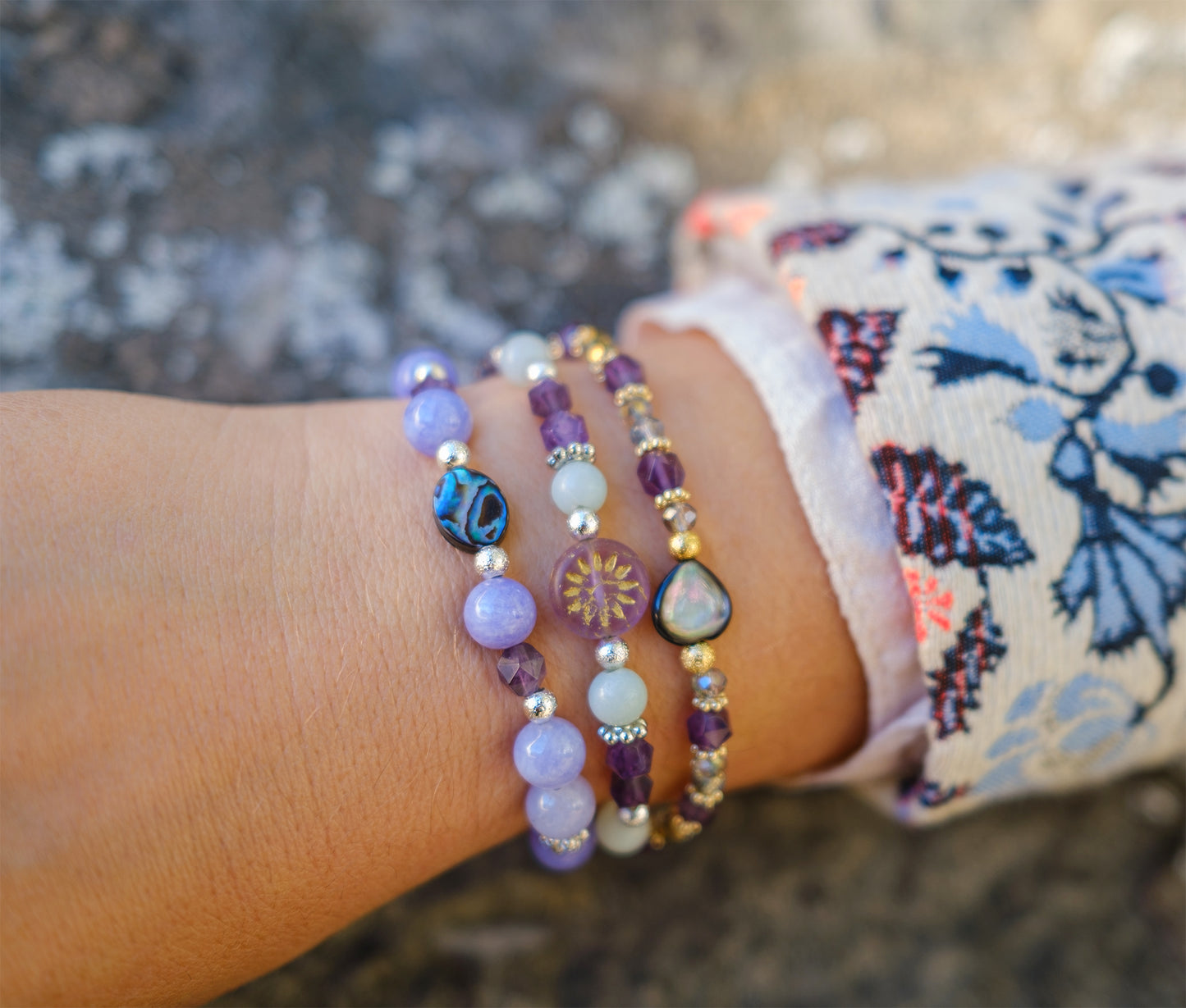 Bracelet amazonite (6mm) ,amethyste et perles en verre avec fermoir magnetique - caurisandco