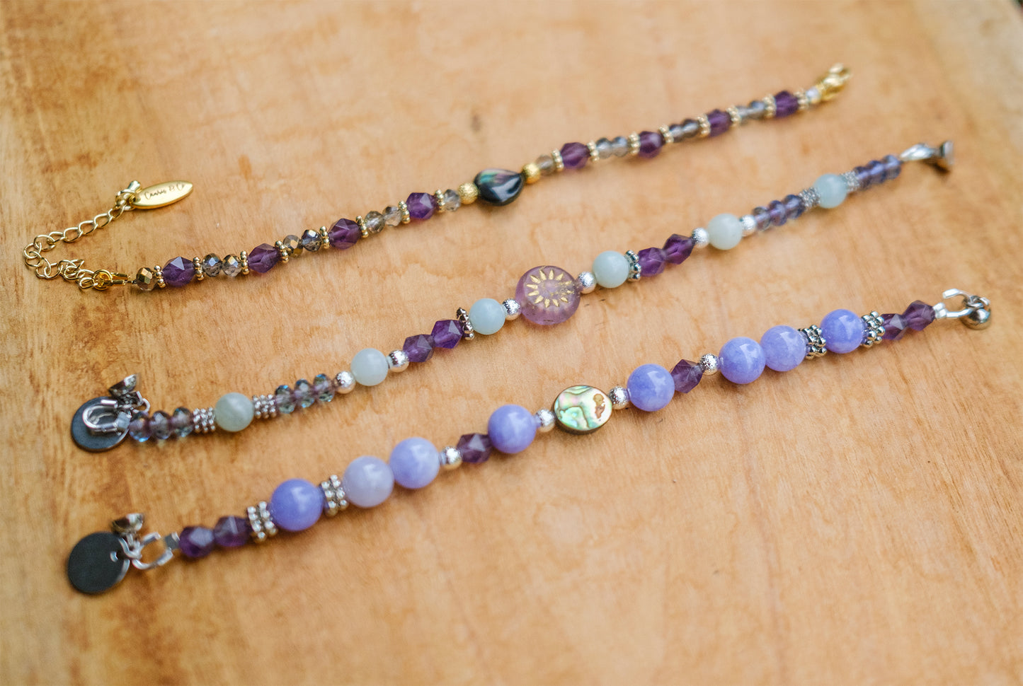 Bracelet amazonite (6mm) ,amethyste et perles en verre avec fermoir magnetique - caurisandco