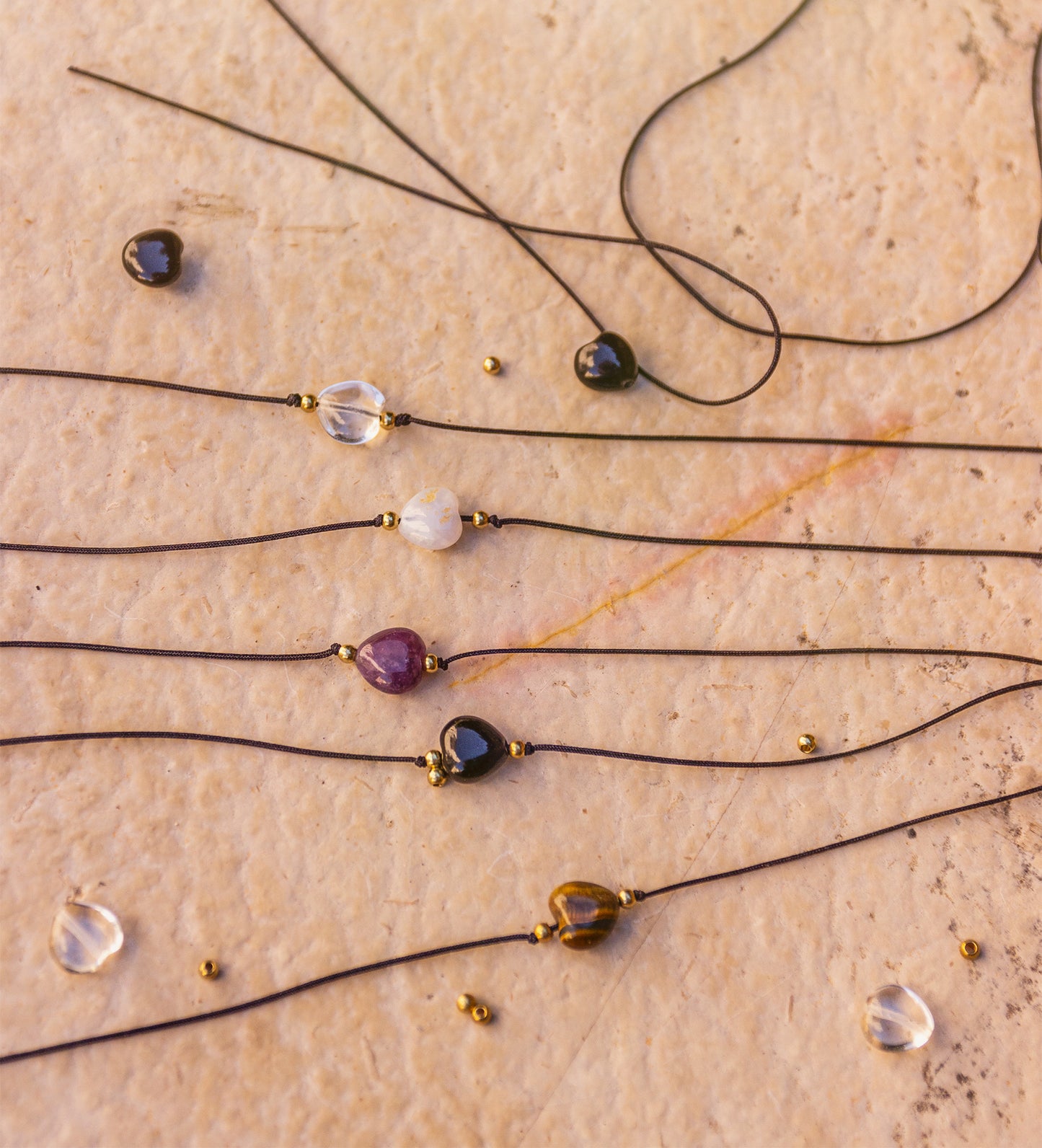 bracelet amitié pierre en coeur réglable fait main - caurisandco