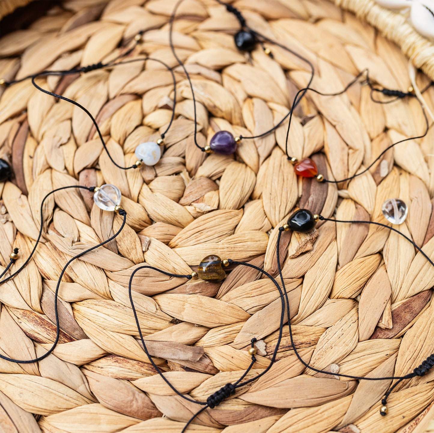 bracelet amitié pierre en coeur réglable fait main - caurisandco