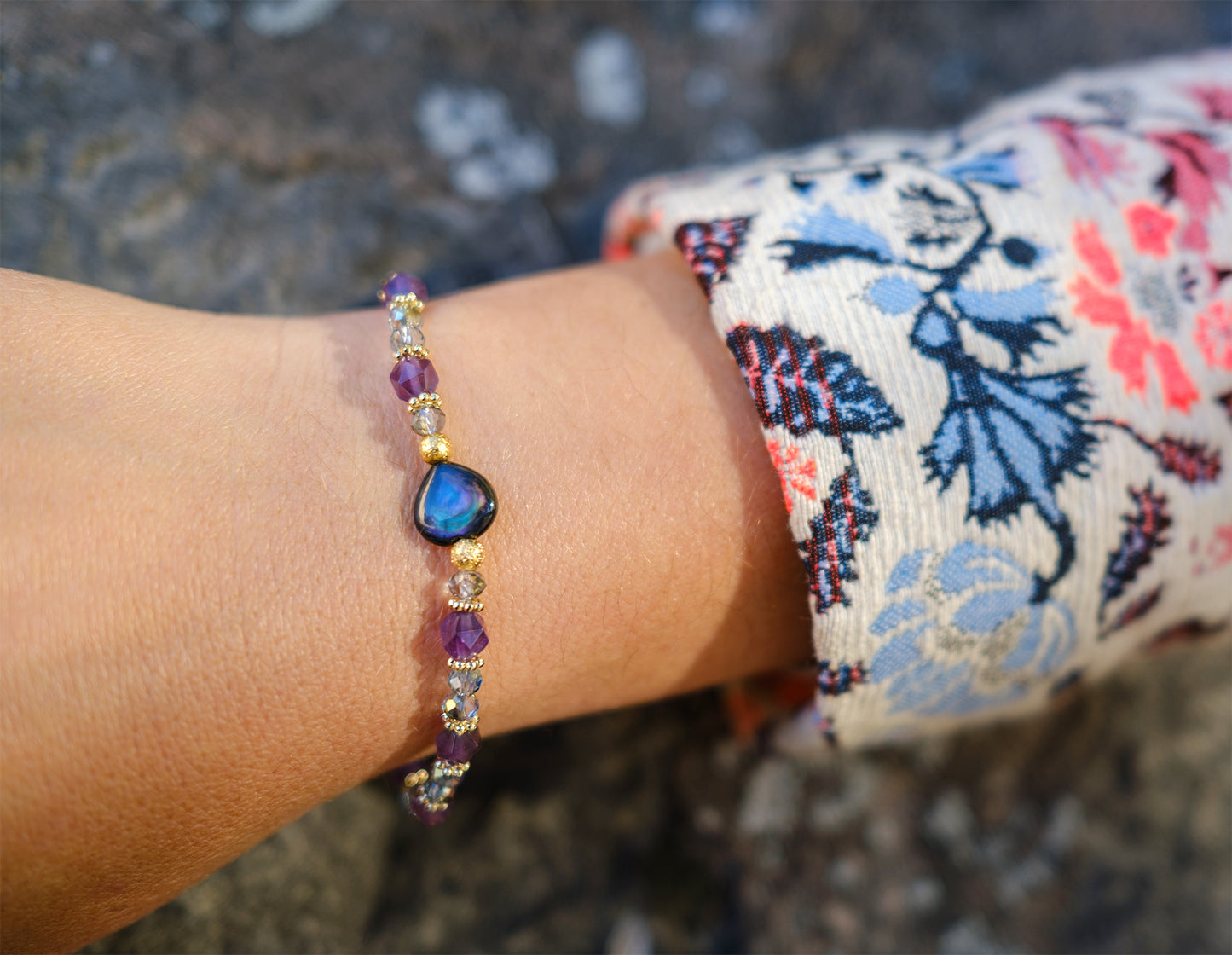 Bracelet amethyste facettée (4mm) et perles en verre facettée (4mm) avec fermoir magnetique - caurisandco