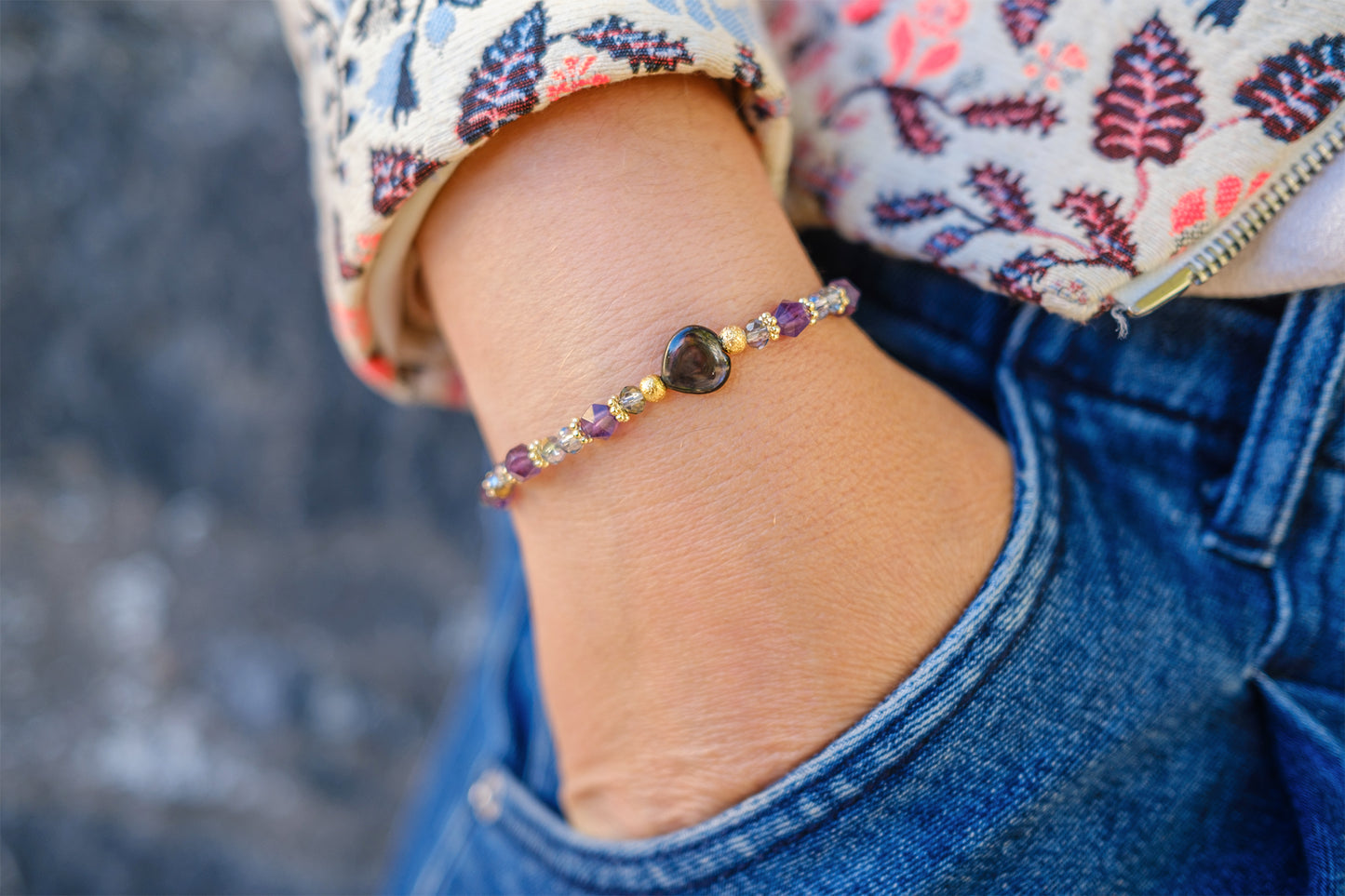 Bracelet amethyste facettée (4mm) et perles en verre facettée (4mm) avec fermoir magnetique - caurisandco