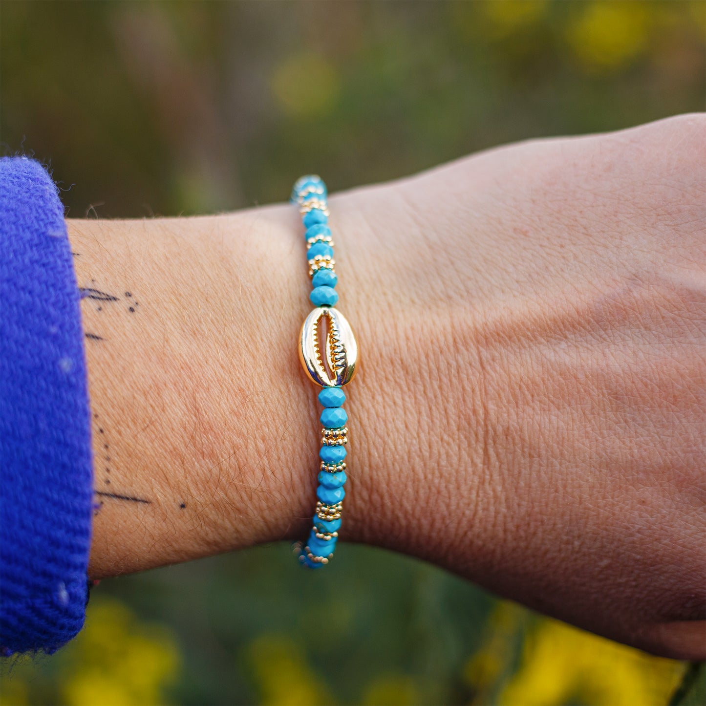 Bracelet femme cauri doré et howlite turquoise - caurisandco