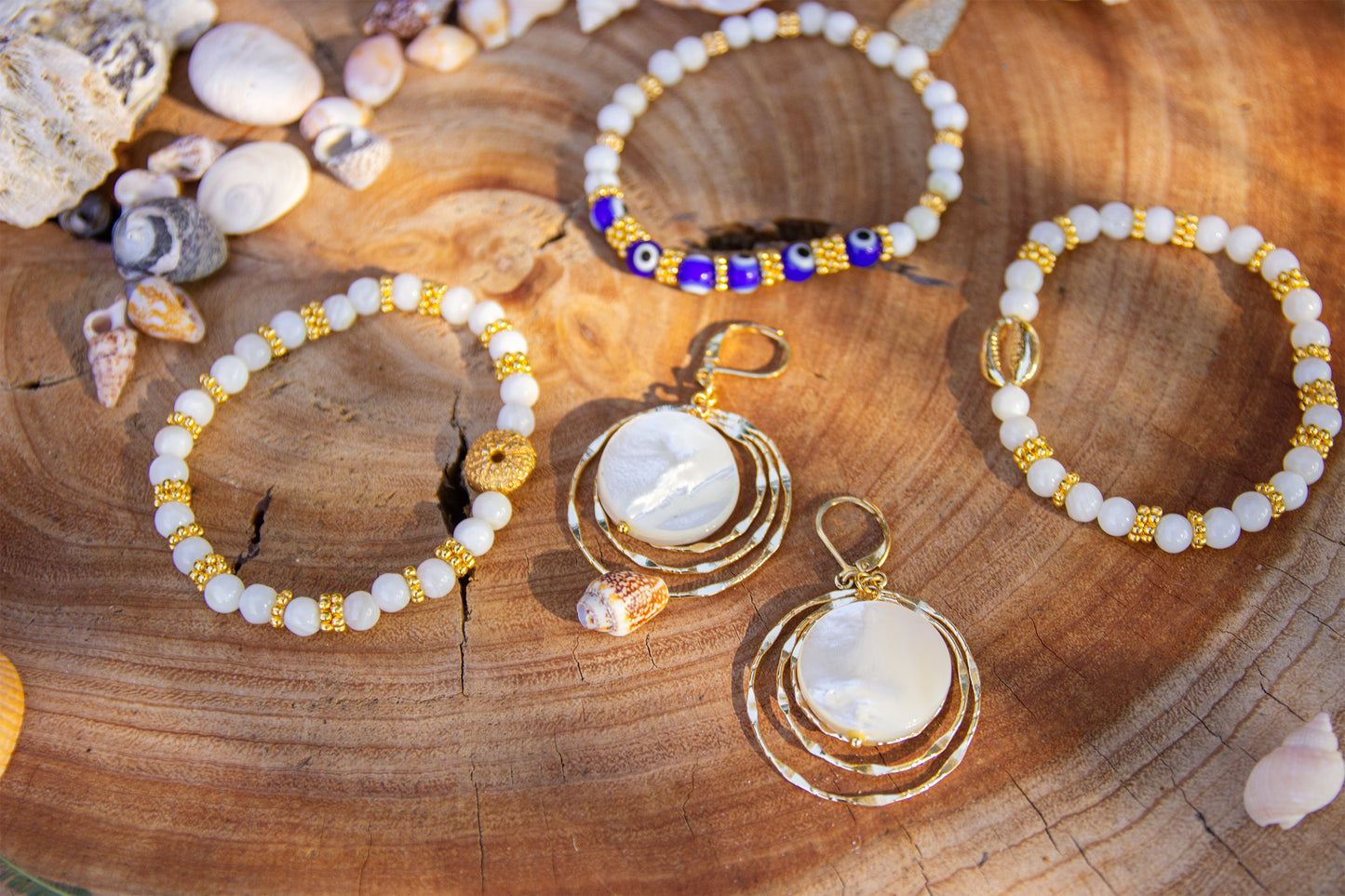 Bracelet femme nacre et cauri doré 4mm - caurisandco