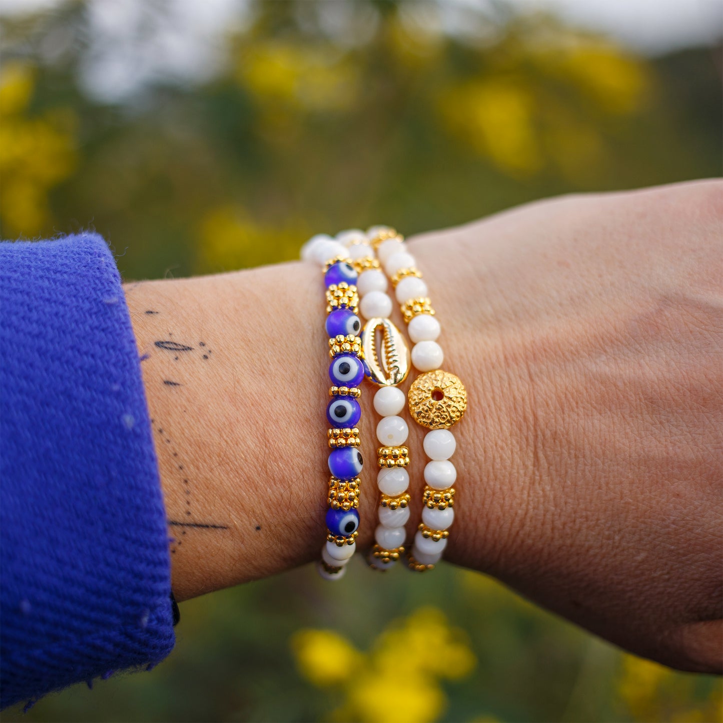 Bracelet femme nacre et cauri doré 4mm - caurisandco