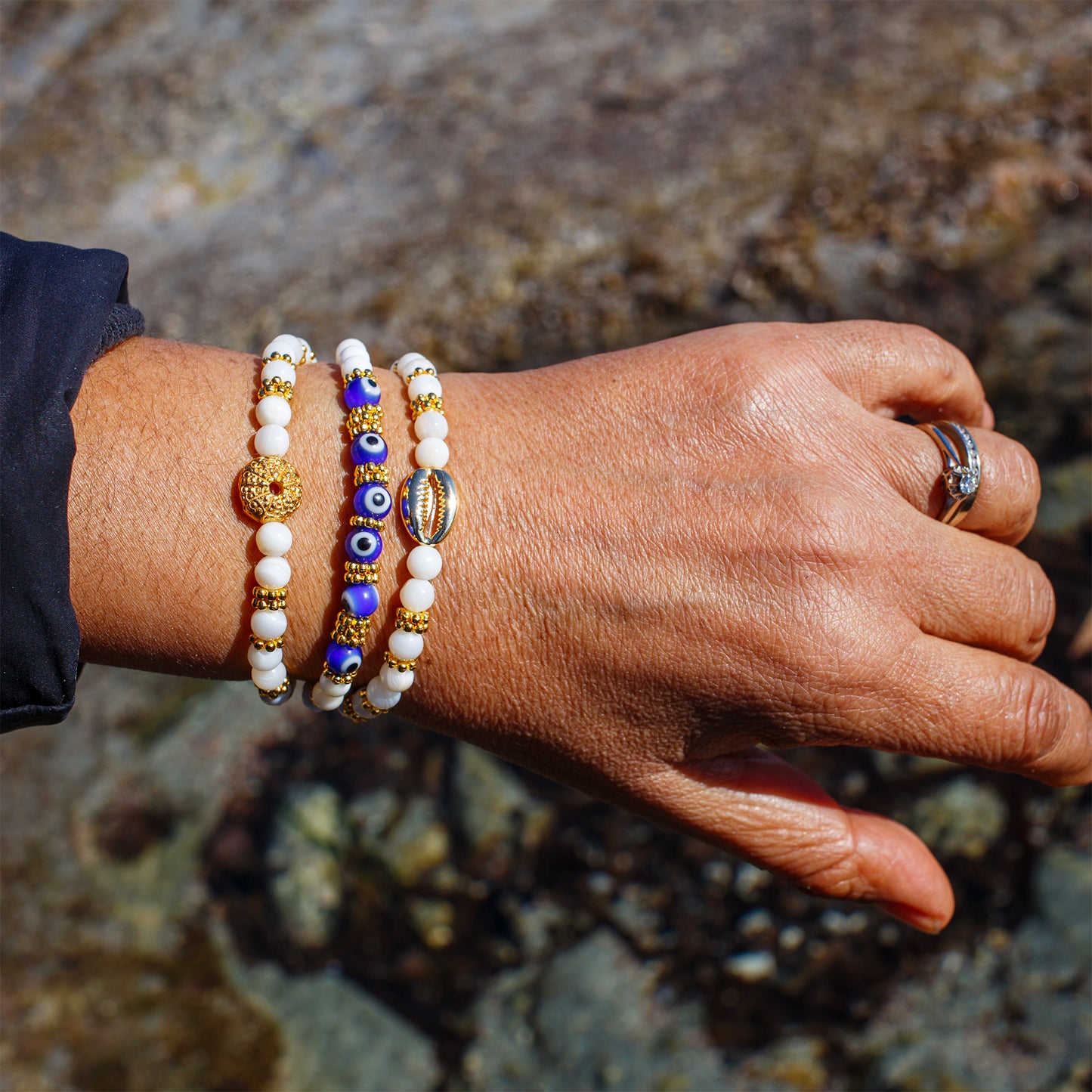 Bracelet femme nacre et cauri doré 4mm - caurisandco