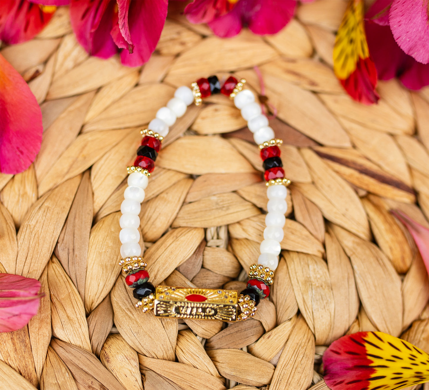 bracelet talisman à message "wild" et perles en nacre fait main - caurisandco