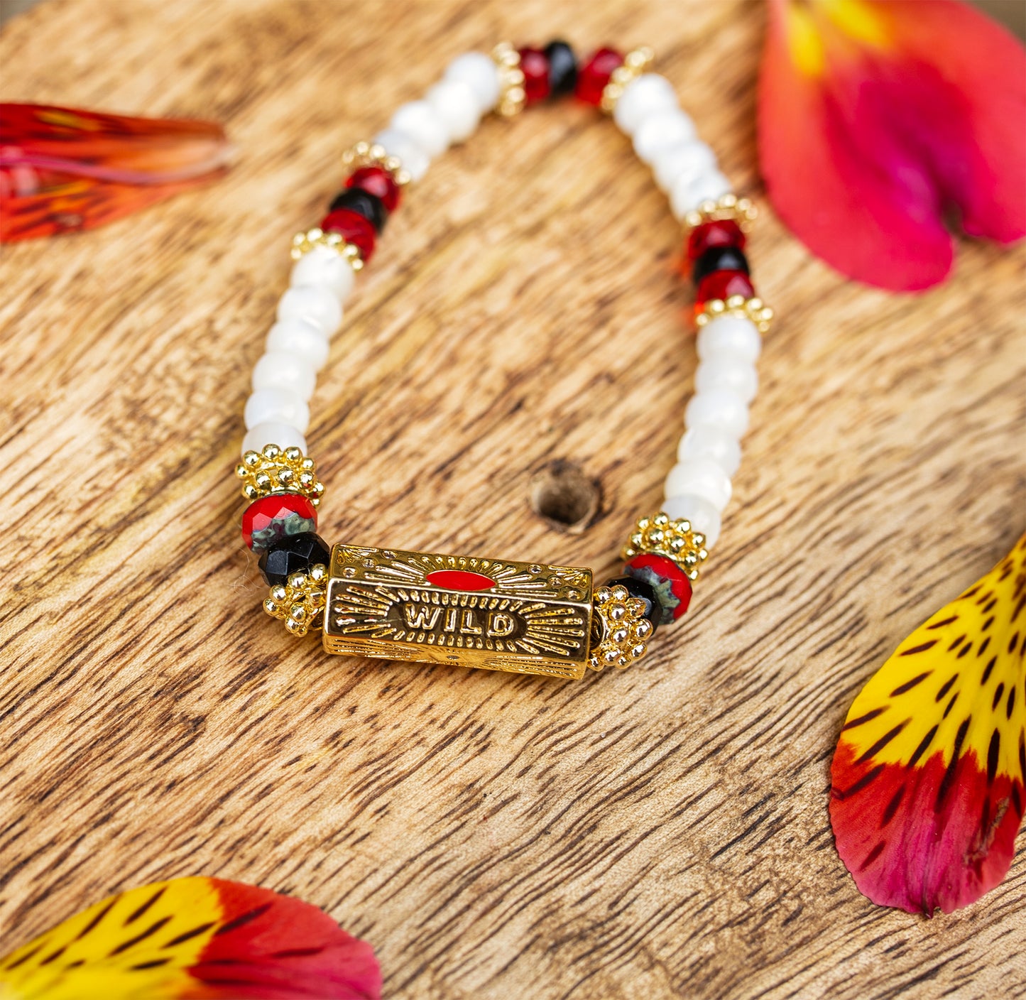 bracelet talisman à message "wild" et perles en nacre fait main - caurisandco