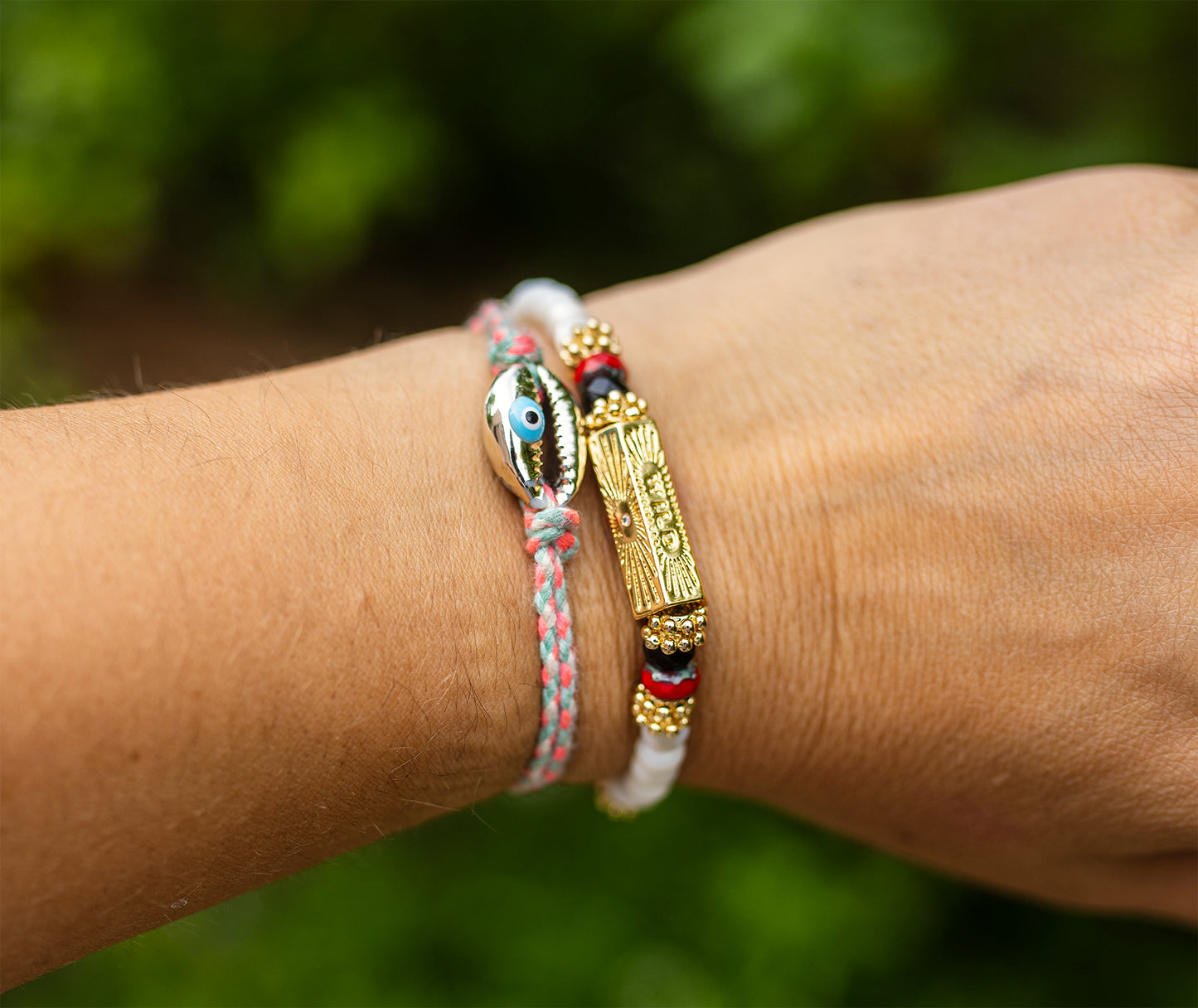 bracelet talisman à message "wild" et perles en nacre fait main - caurisandco