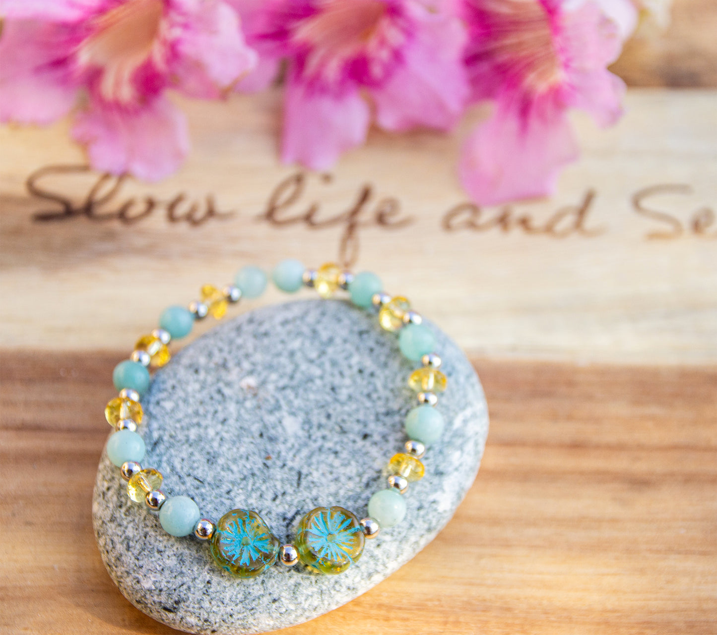 bracelet amazonite et perles en verre fait main piece unique - caurisandco