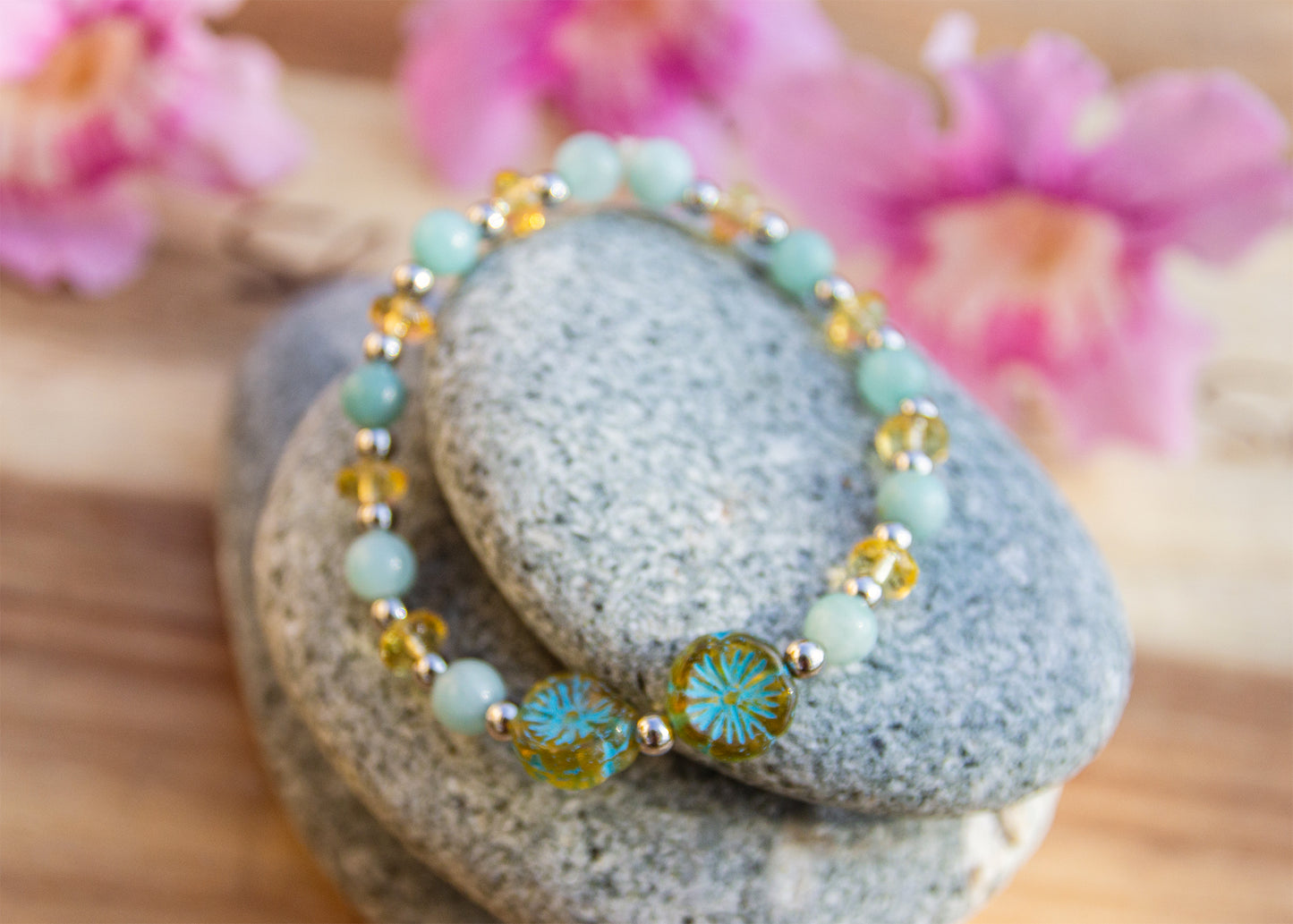 bracelet amazonite et perles en verre fait main piece unique - caurisandco