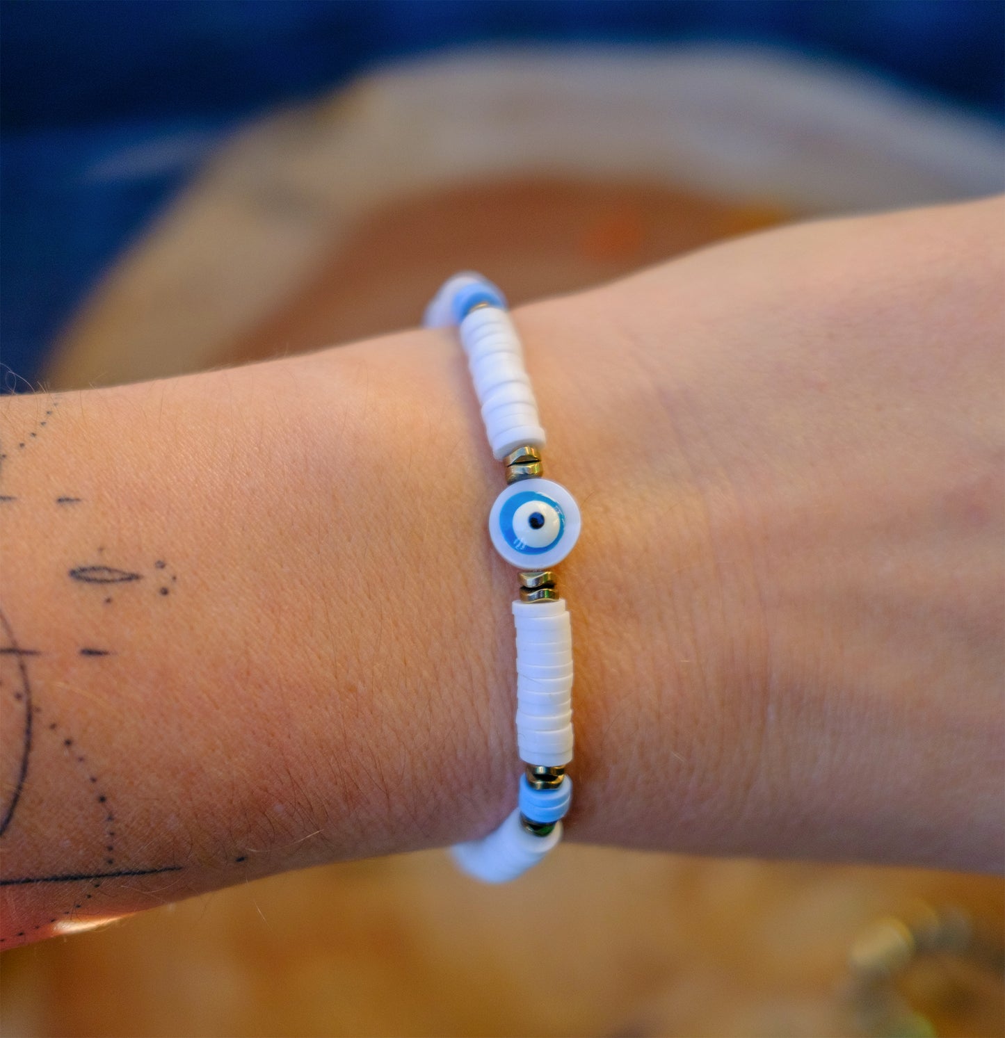 Bracelet perles heishi blanche 6 mm et oeil en nacre rond assorti - caurisandco