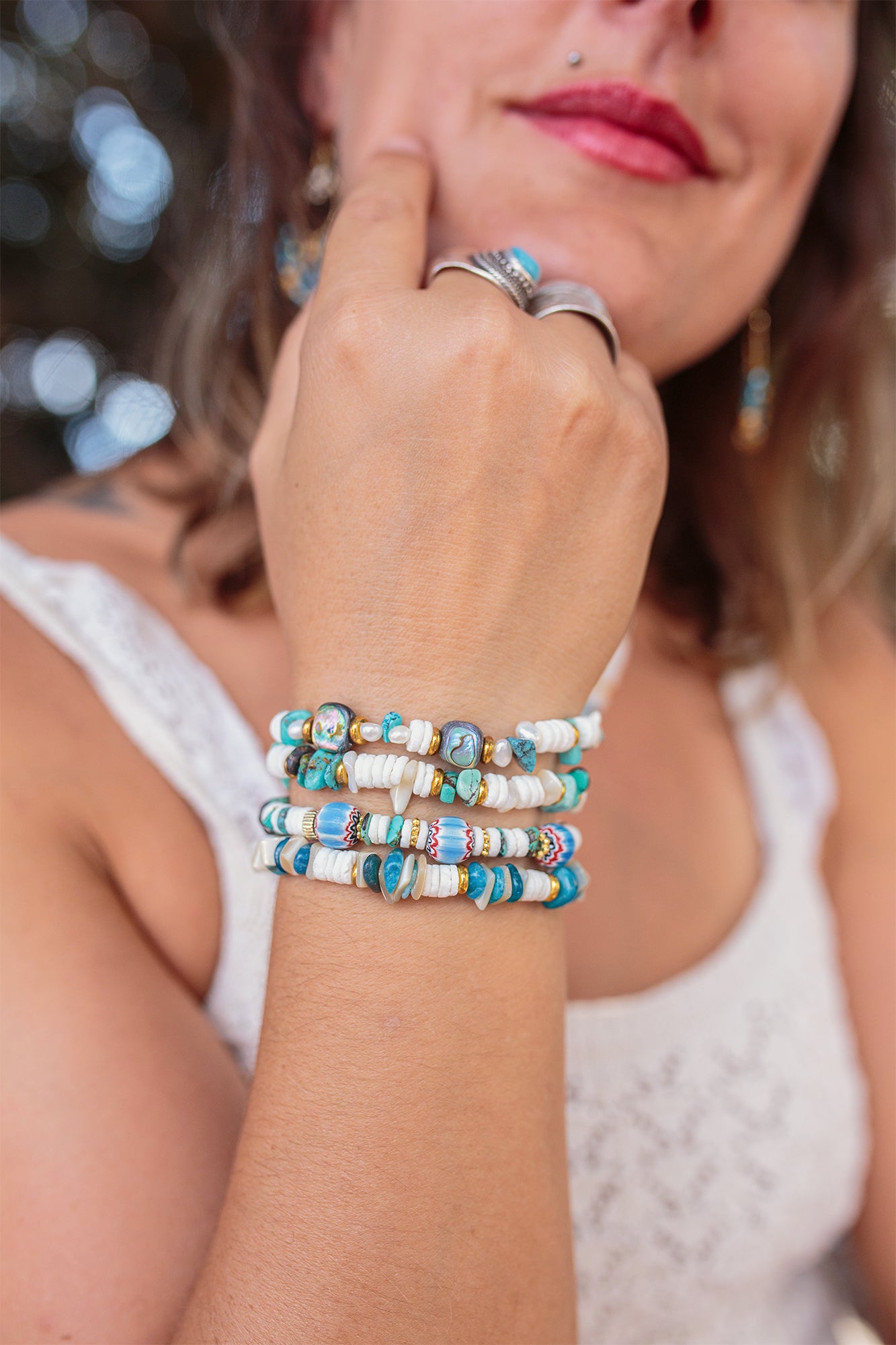 Bracelet perles heishi coquillage et chips d'apatite - caurisandco