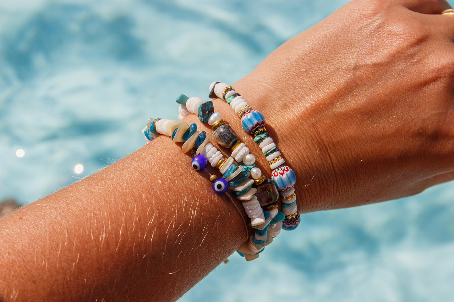 Bracelet perles heishi coquillage et chips d'apatite - caurisandco
